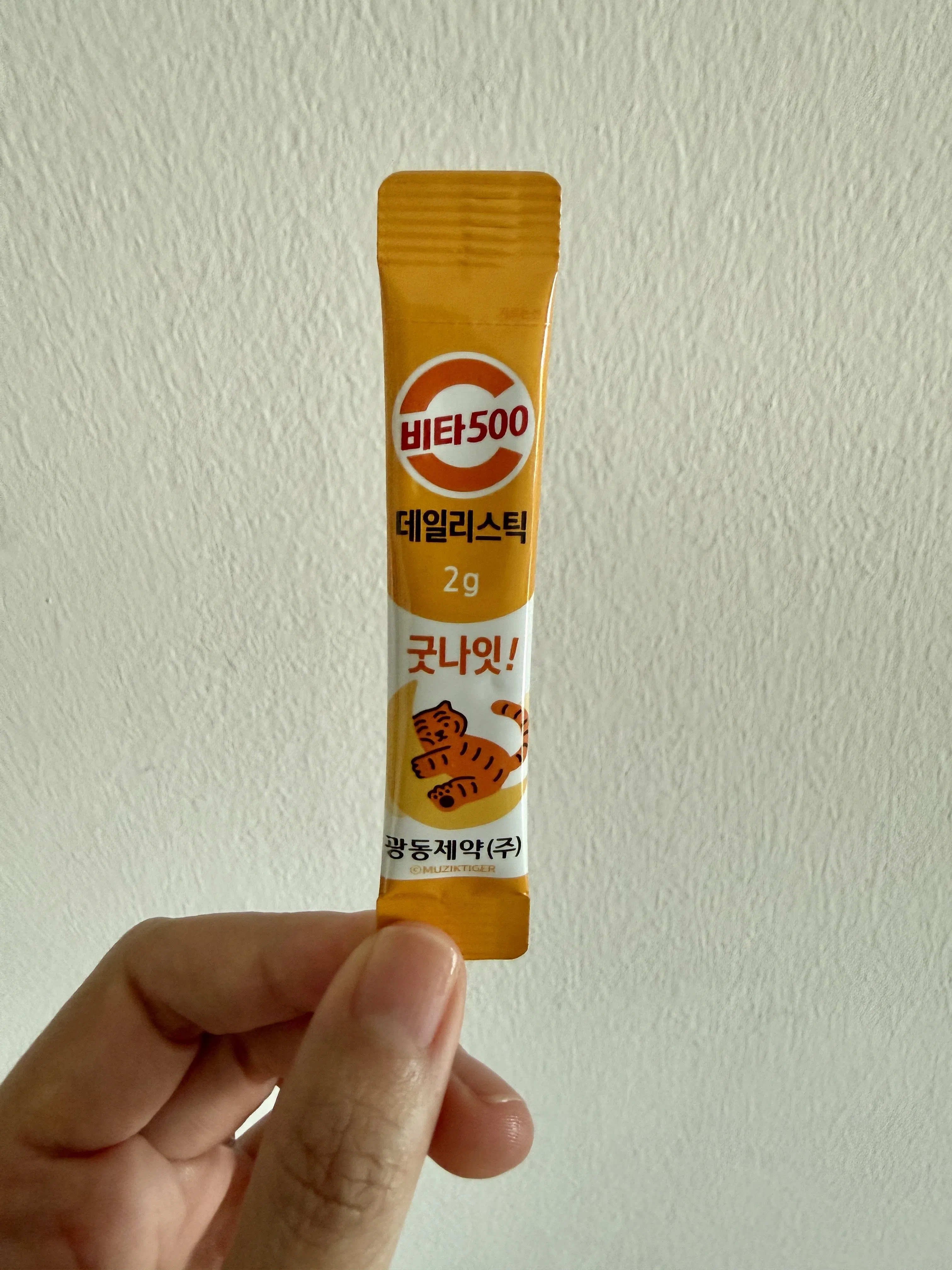 Kwangdong Vita500采取容易撕开的独立条状包装，营养品可直接倒入嘴里。（陈映蓁摄）