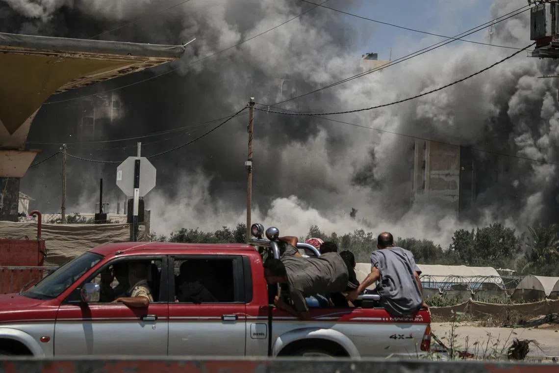7月20日，以色列对加沙地带中部努塞拉特的艾因贾鲁特塔进行空袭，炸弹造成猛烈爆炸。（彭博社）