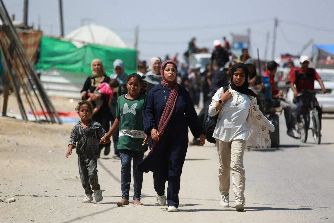 巴勒斯坦人被迫根据以色列军方一再下达的撤离命令，随时逃离家园。6月19日，以色列军轰炸加沙地带南部城市拉法（Rafah），人们匆匆逃离。（法新社）