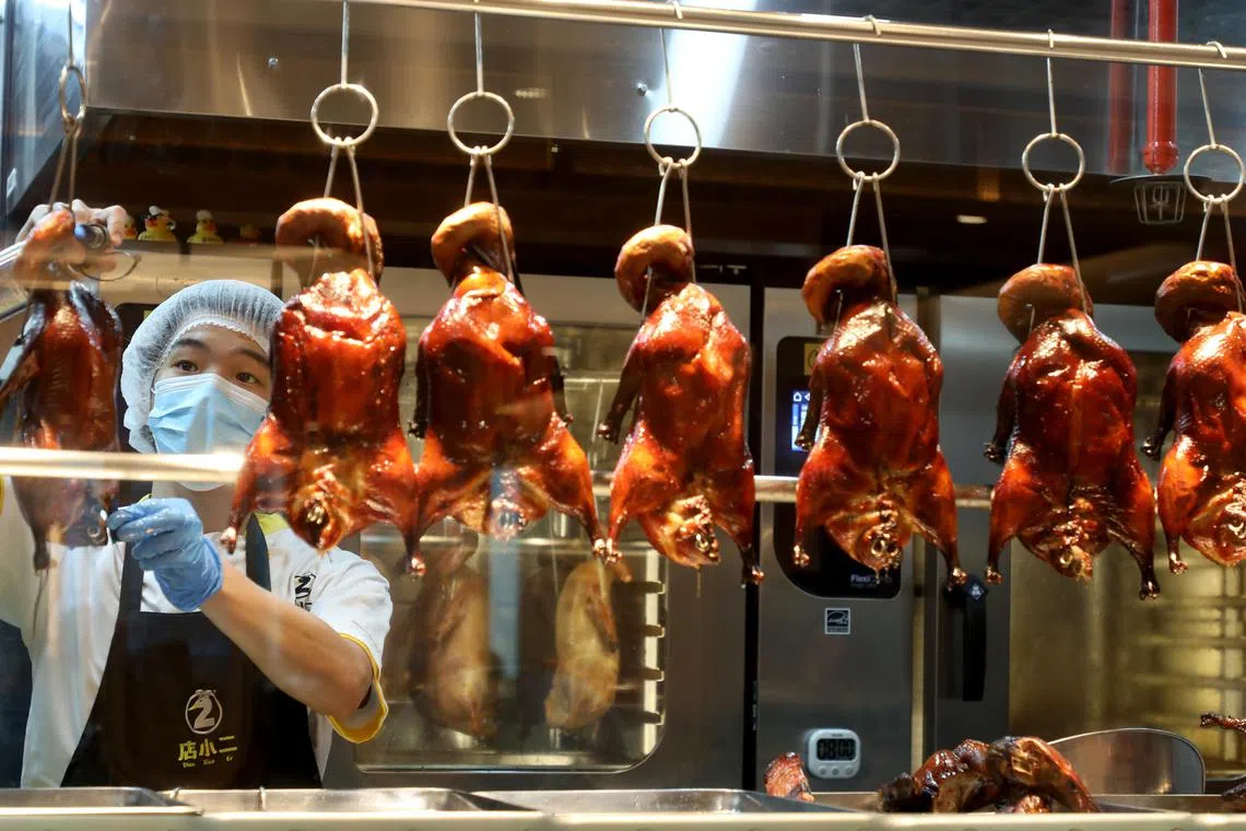 店小二以药材烤鸭打响口碑，迄今已售出超过500万只。 （何炳耀摄 ）