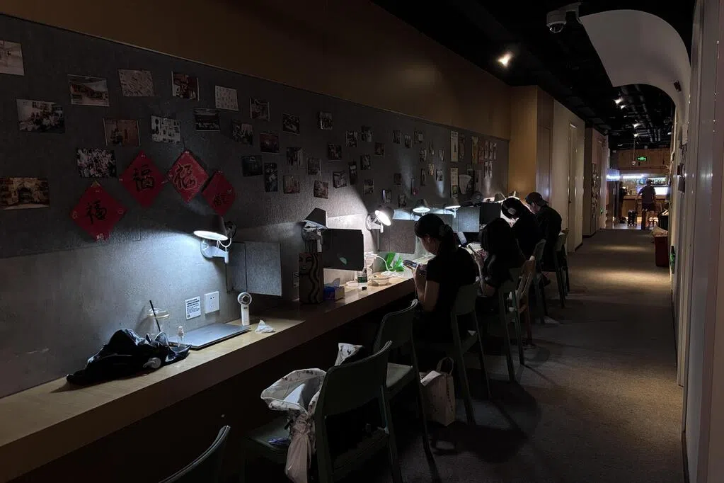 中国特稿：求职太卷躺平太早 青旅锚不定时代浮萍