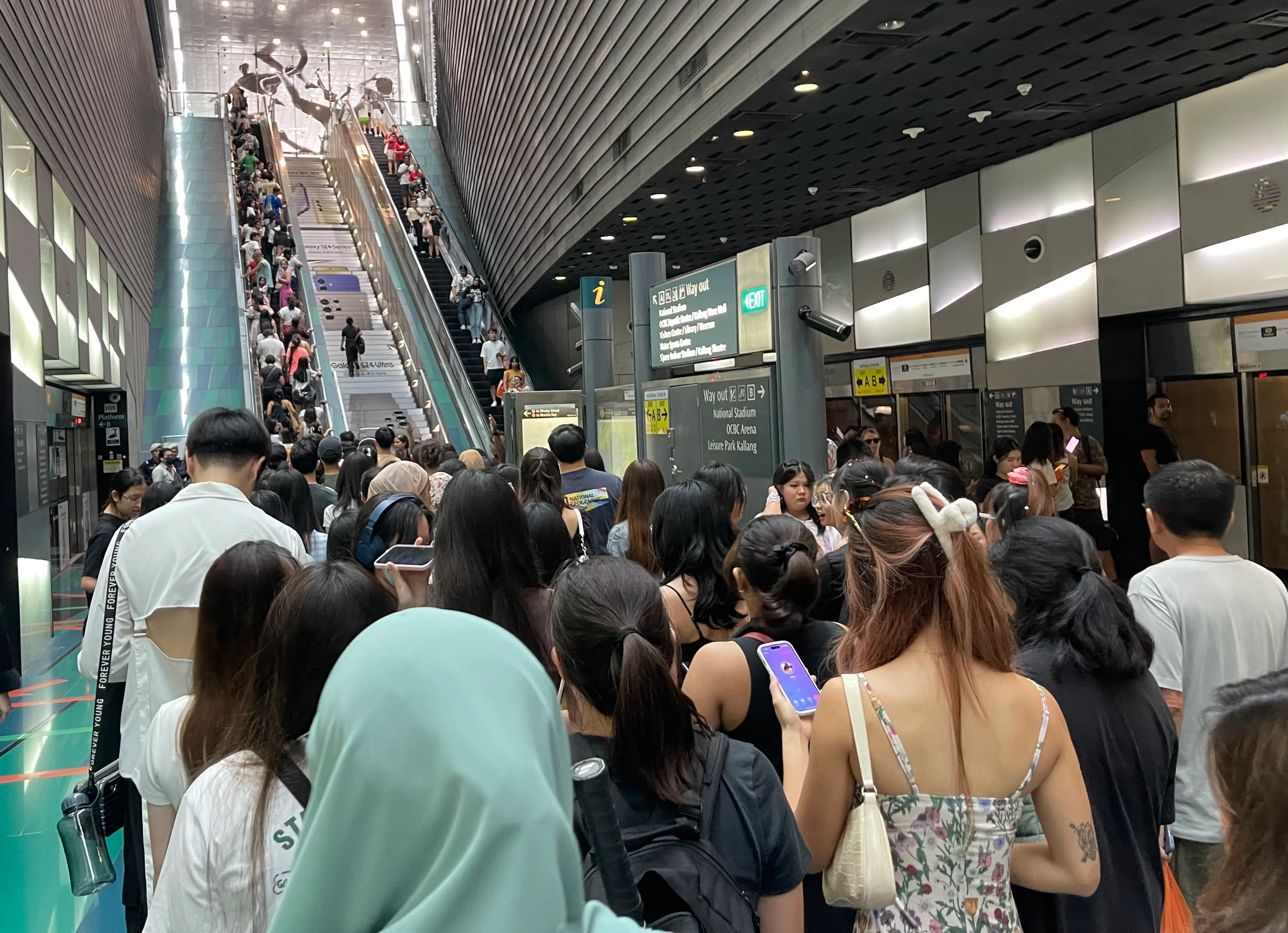 傍晚时分，体育城外交通拥堵，一些受访歌迷选择到蒙巴登、麦波申等地铁站下车，再搭地铁到场。（ 邬福梁摄）