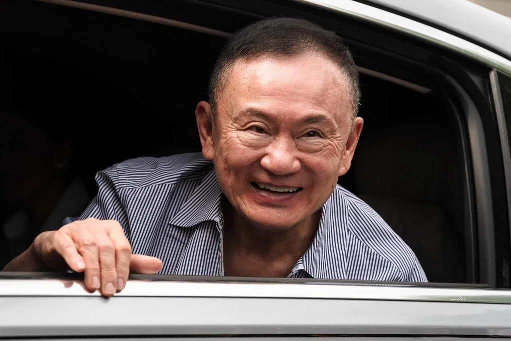 泰国前首相达信在缓刑监督官员的监督下，正式完成电子追踪器的解除程序，正式重获自由。