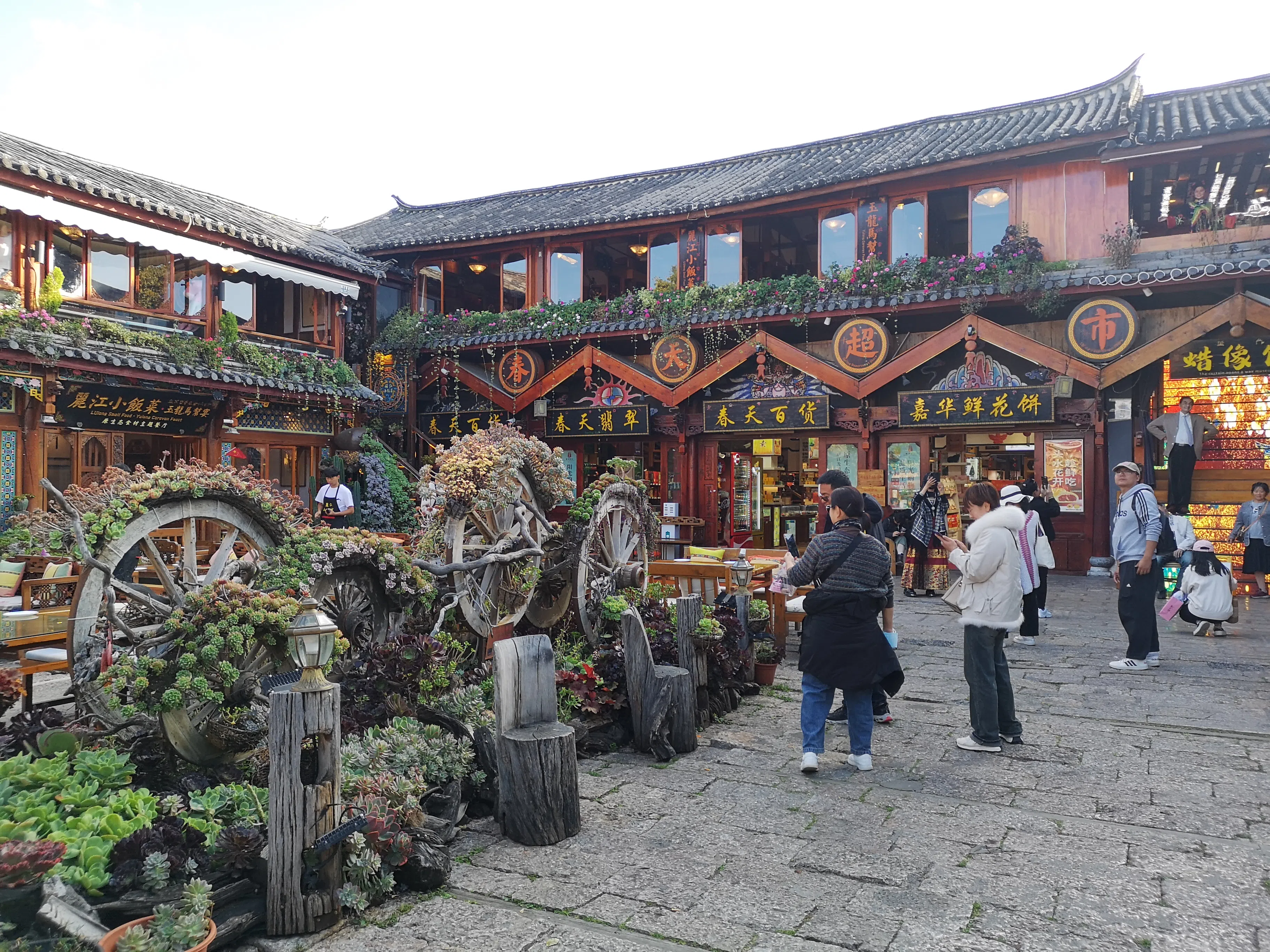 丽江古城中心最热闹的四方街，正是茶马古道的重要交易场所。（黄匡宁摄）