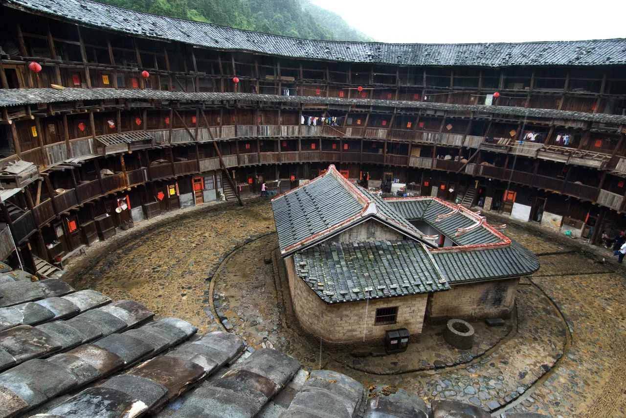 土楼里的祖堂，是居民举行祭祖、喜丧活动的场所。