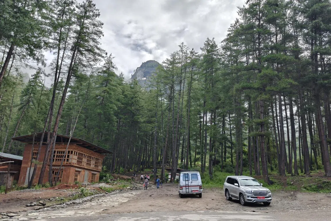 这是攀登的起点，中间那座山的小白点就是虎穴寺。（陈默汎摄）
