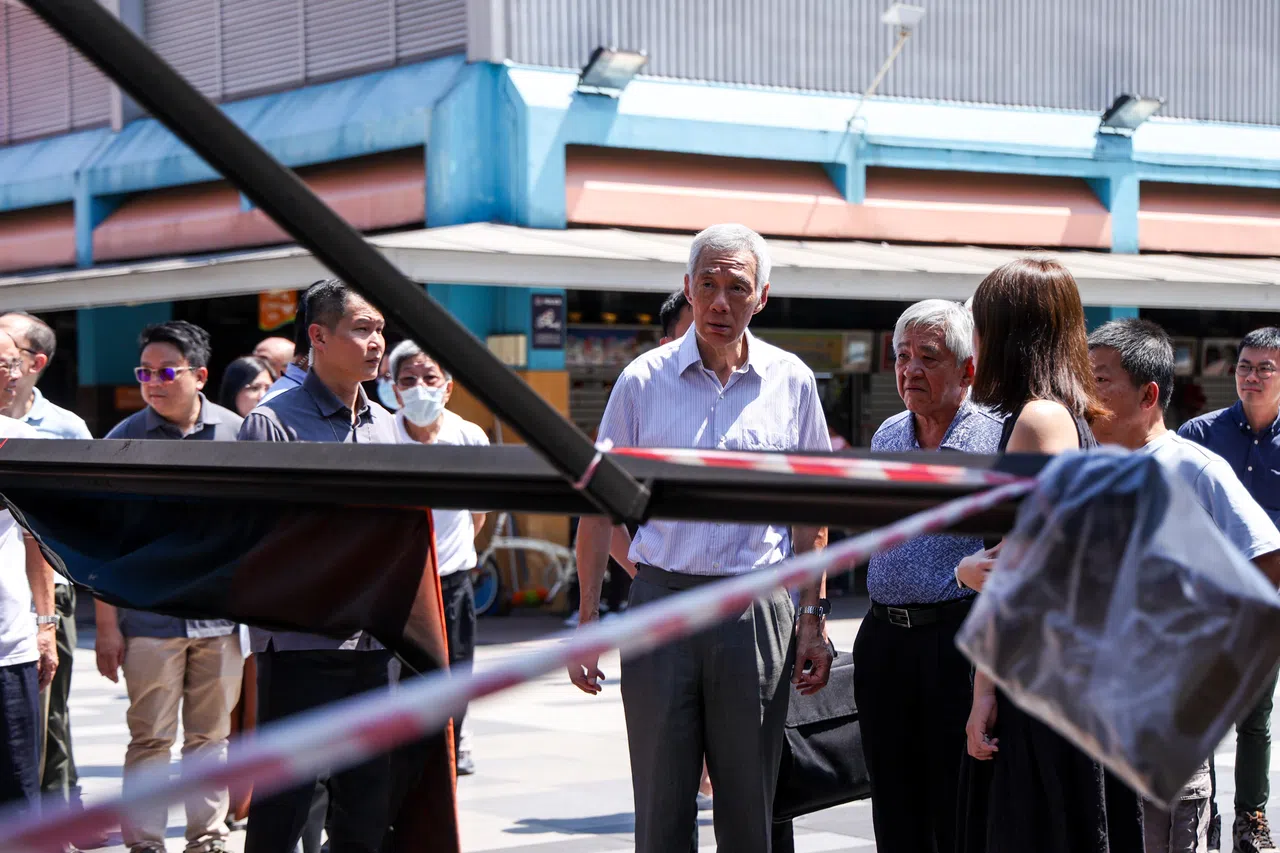 宏茂桥集选区国会议员、国务资政李显龙星期二中午约12时，同基层领袖到访事发咖啡店慰问摊主，了解后续赔偿和修复事宜。（白艳琳摄）