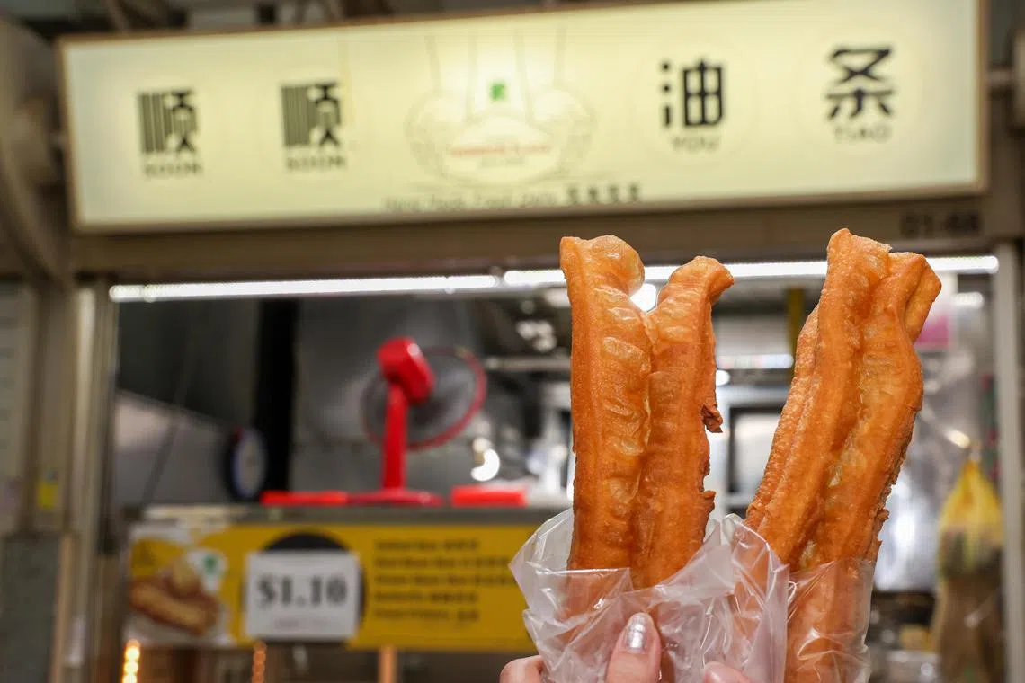 顺顺油条炸得金黄酥脆，咬下去口感蓬松。（林明顺摄）