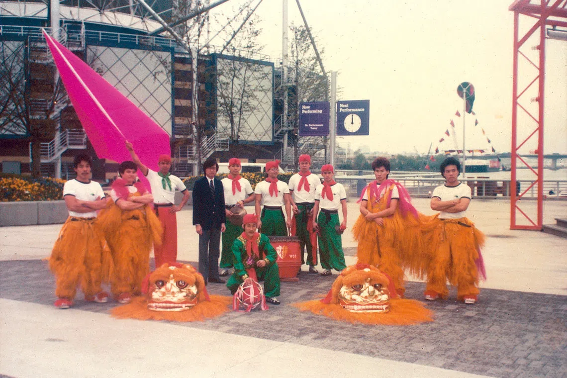 1986年，精武会受邀到加拿大演出，手持大旗的是年轻时的林惟明（后排左三），司理陈清发（后排左五）也在其中。（新加坡精武体育会提供）
