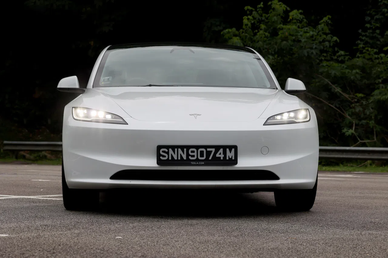 Model 3头灯变得更细长锐利，车头也显得更扁平宽大。（龙国雄摄）