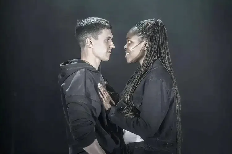英国男星Tom Holland（左）和黑人女星Francesca Amewudah-Rivers主演舞台剧《罗密欧与茱丽叶》。（互联网）