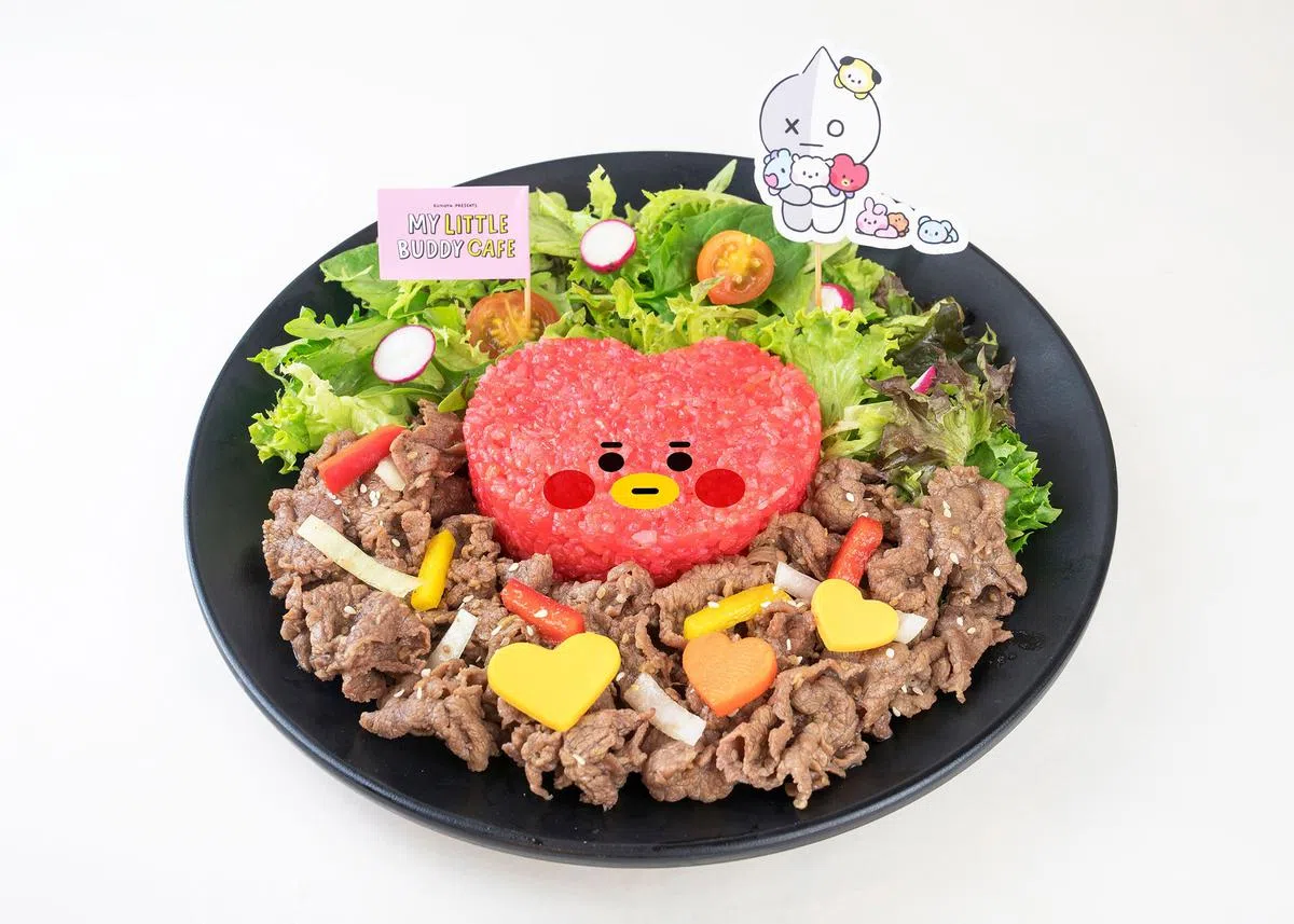 TATA and VAN Beef Bulgogi Rice：捏成心形的TATA米饭，配上烤牛肉和沙拉，还有切达芝士（Cheddar Cheese）做成的爱心作为装饰（图/商家提供）。