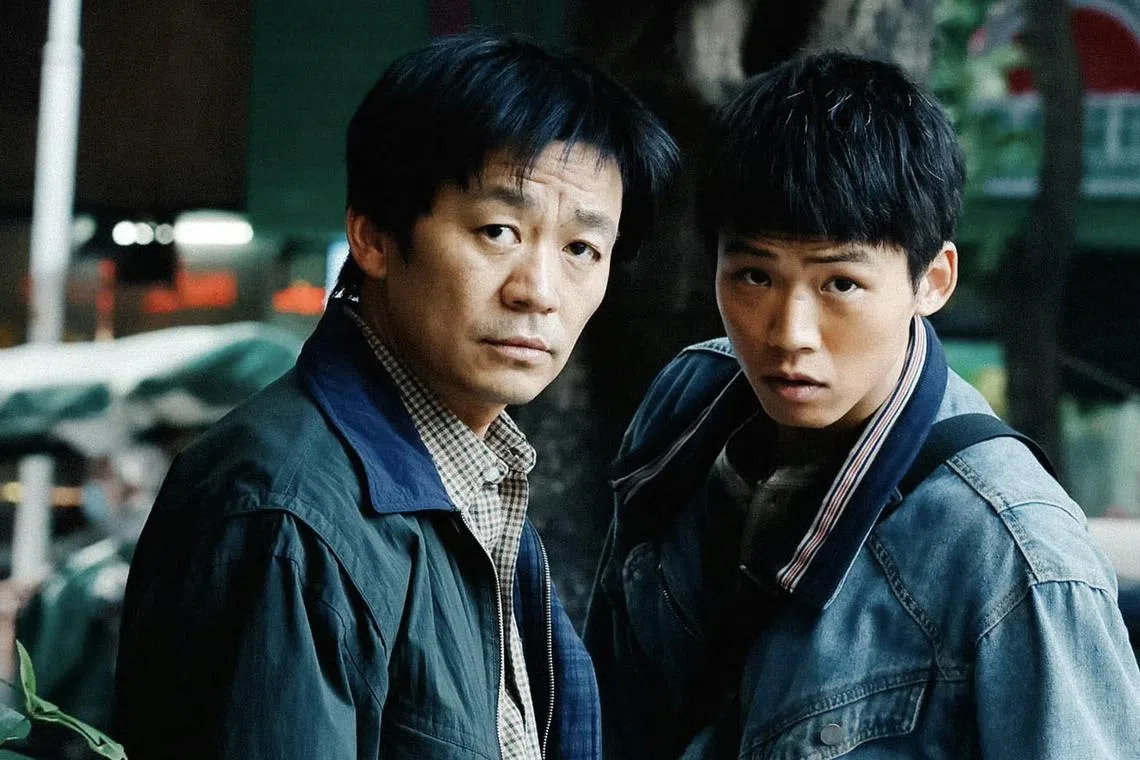 王宝强（左）用围棋思维出谋献策助劫匪成功逃脱，之后被饰演其中一名劫匪的陈永胜抓住把柄。（取自剧集微博）