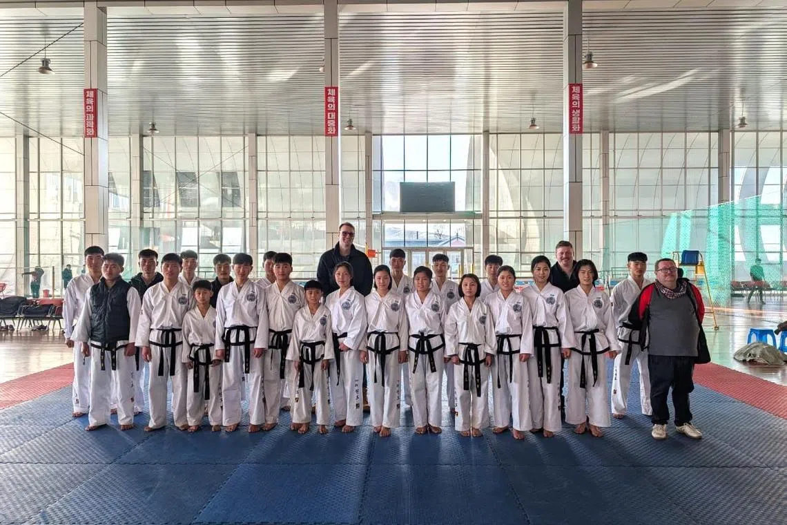 青年先锋旅行社创办人之一比尔德（后排中）于2012年开始带团，至今已走访朝鲜上百次。图为他参观朝鲜跆拳道学校时，与学生合影。（受访者提供）