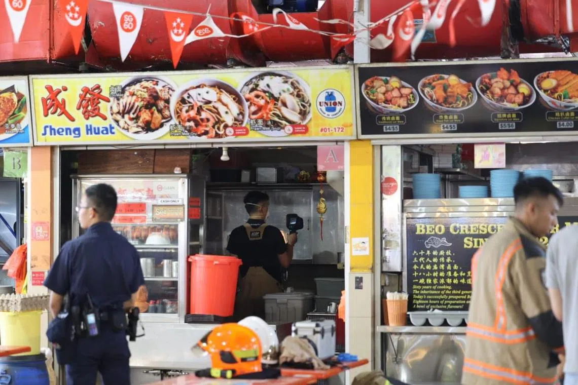 民防队员到摊位内调查。（庄耿闻摄）