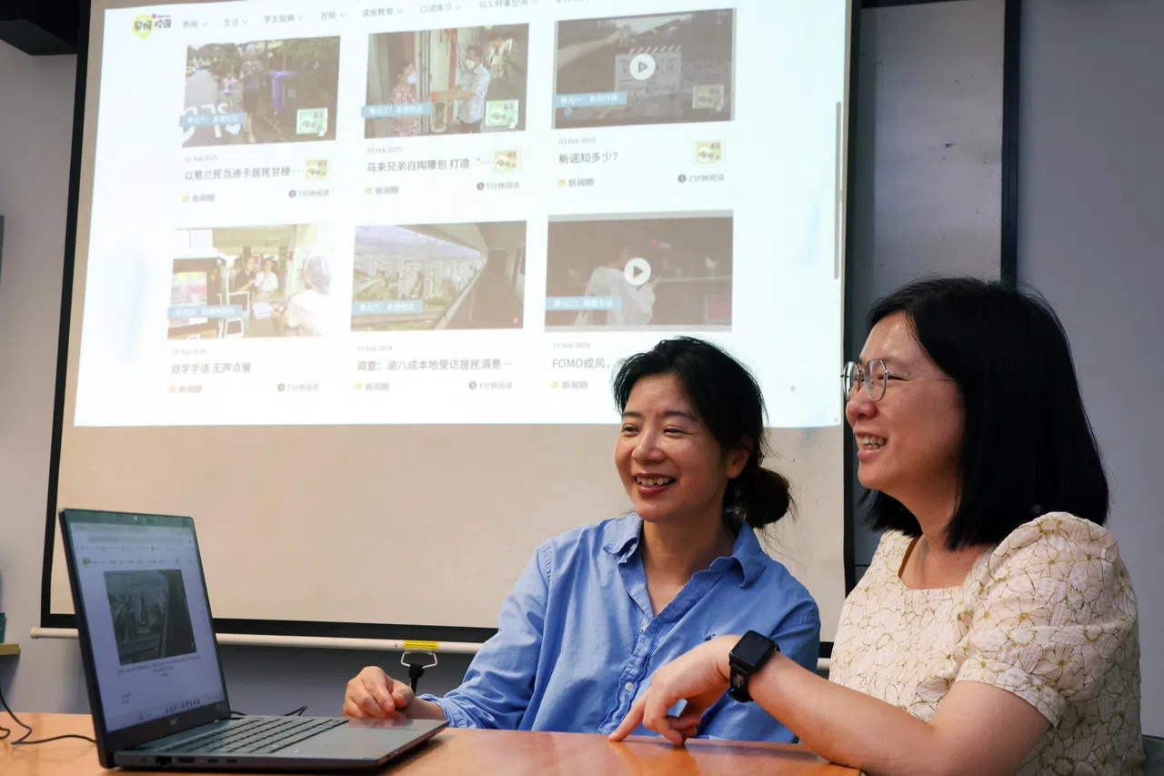 锦文中学华文教师黄嘉丽（右）和陈丽萍认为，早报校园的内容比较集中，为教师在查找课程相关资源上节省时间。（邝启聪摄）