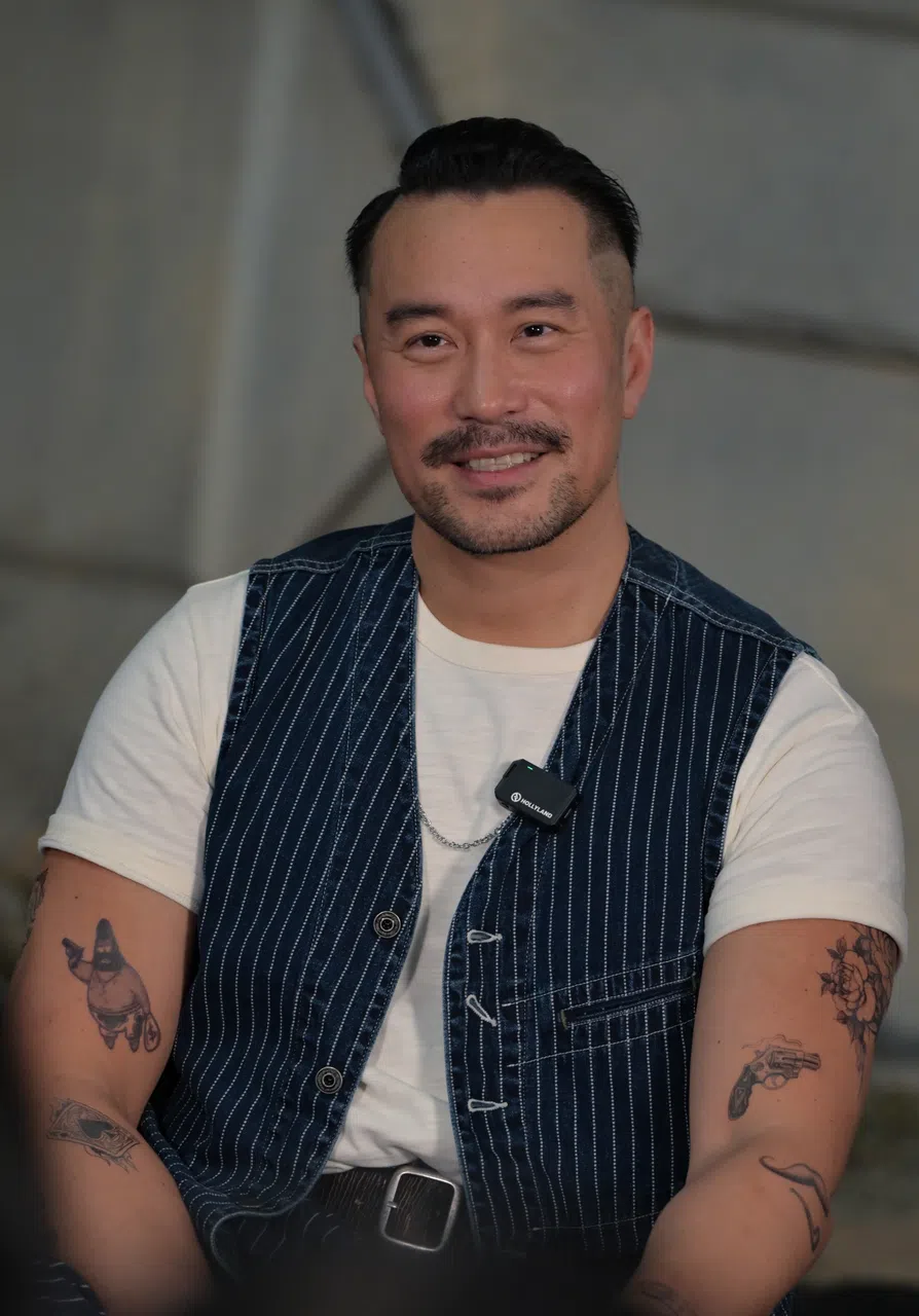 张孝全摇身一变成为硬朗壮汉，扮演义气十足的角色“澎湃”。（沉默协作社有限公司提供）