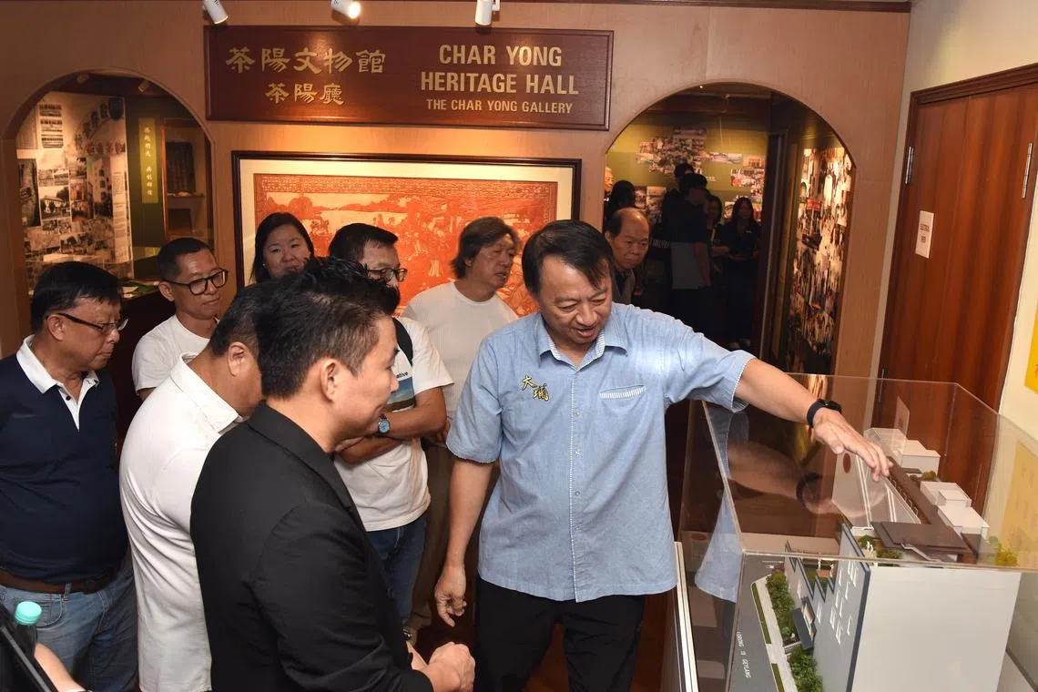 去年12月客家餐馆“客语”在茶阳文物馆举办媒体招待会，时任会长何祥兴（右）向与会者讲解本地客家文化及发展。（新加坡茶阳（大埔）会馆提供）