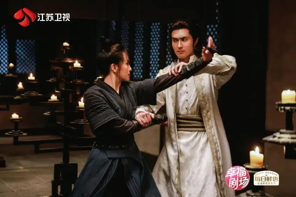 罗秋韵饰演的耽敏（左）对高伟光饰演的欧阳锋一见钟情，死缠烂打。（互联网）