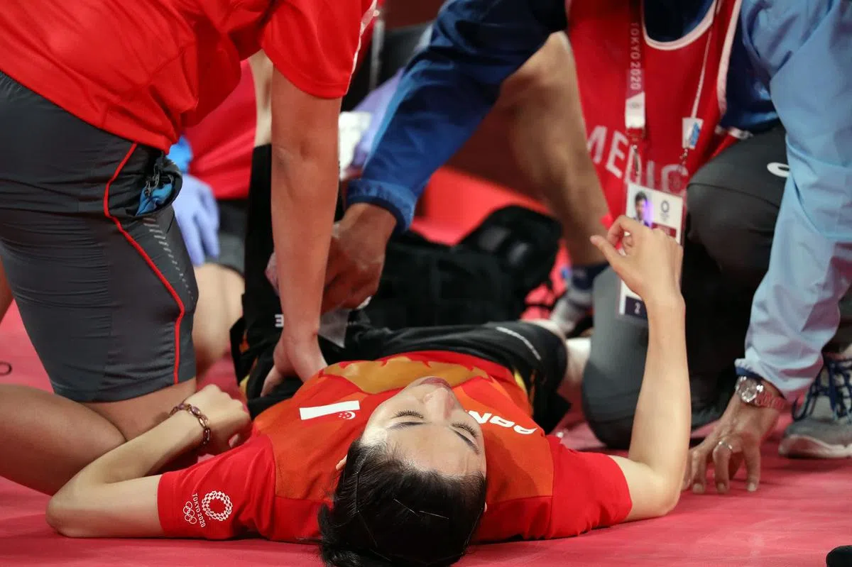 于梦雨在半决赛第四局拉伤左脚大腿，必须现场接受治疗。（邝启聪摄）