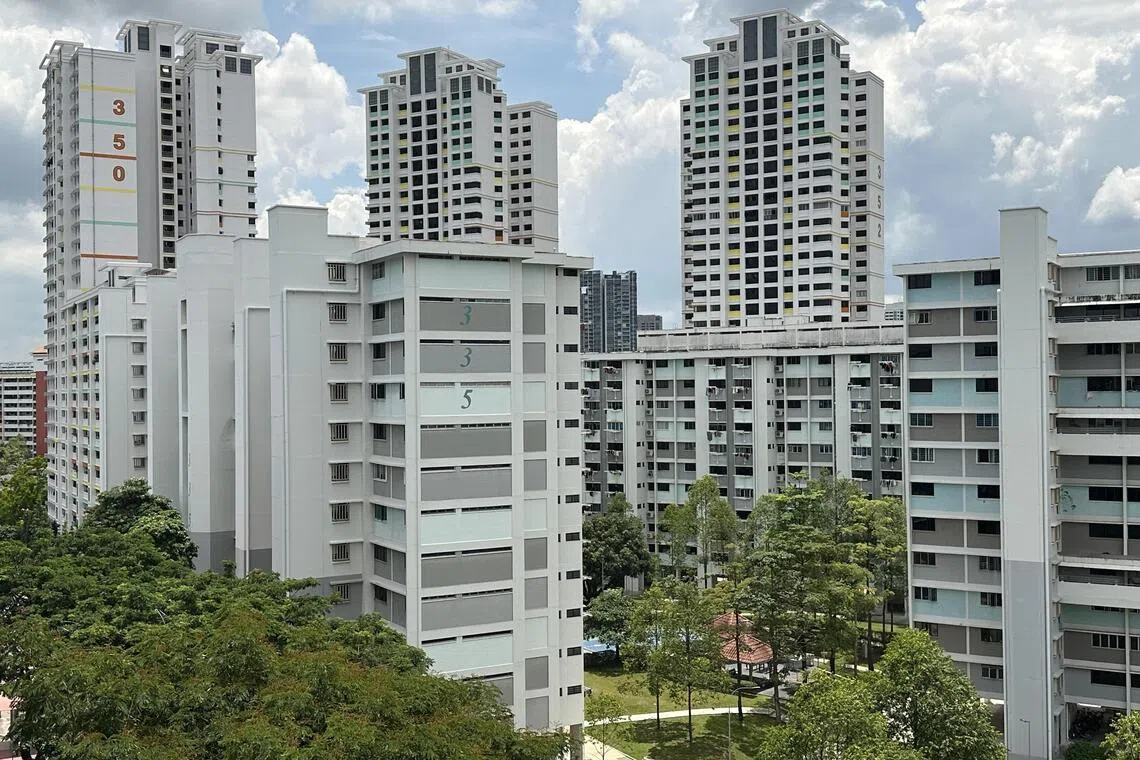 宏茂桥一带两组组屋分别纳入邻区更新计划与乐龄翻新计划：宏茂桥31街及32街第350座至354座及354A座组屋（后方较高组屋）将进行邻区更新；宏茂桥1道第330座至337座组屋（前方较矮组屋）则展开乐龄翻新计划。（林煇智摄）