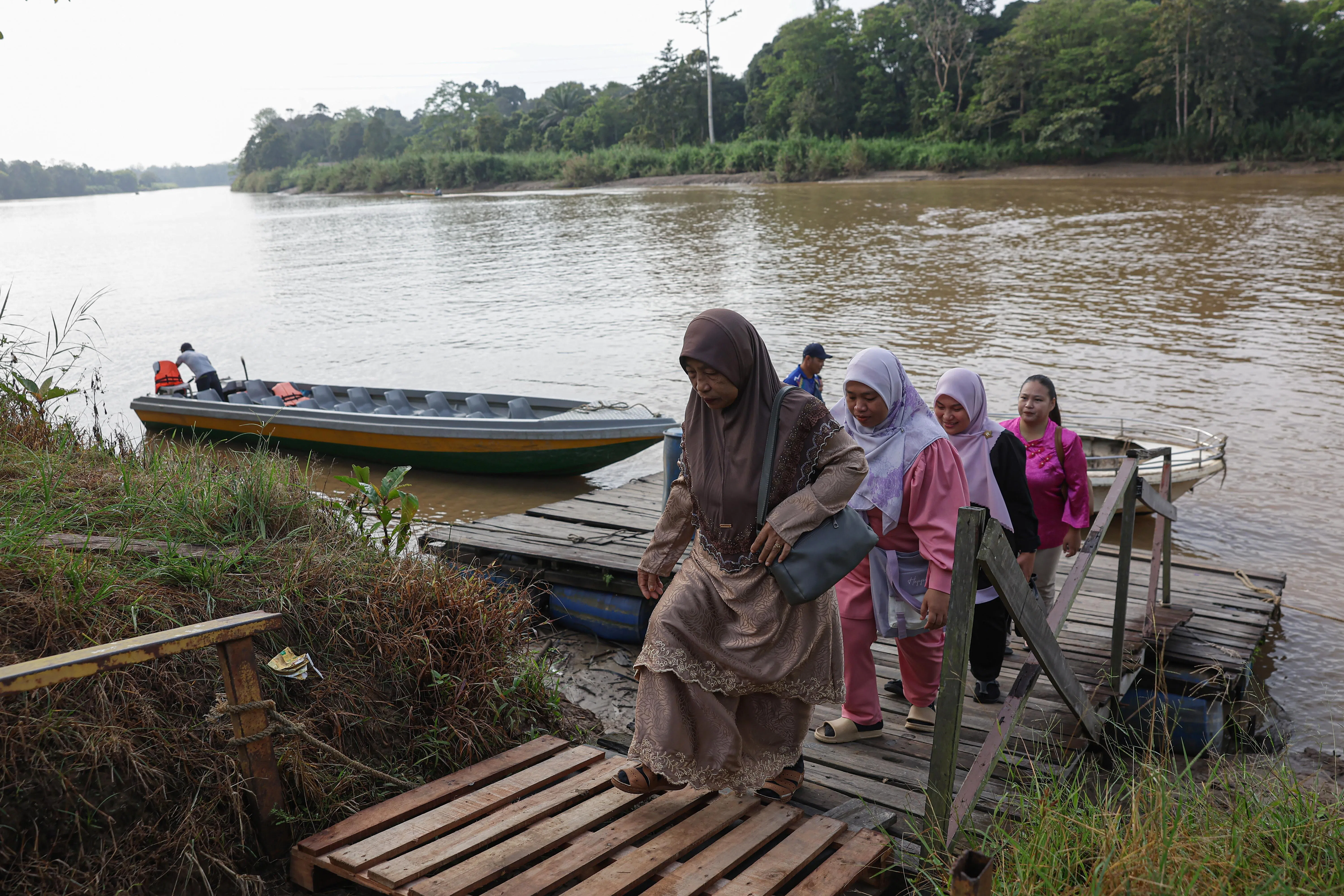 住在京那巴当岸偏远地区的选民，星期六（1月24日）一早坐船到投票站投票。（马新社）
