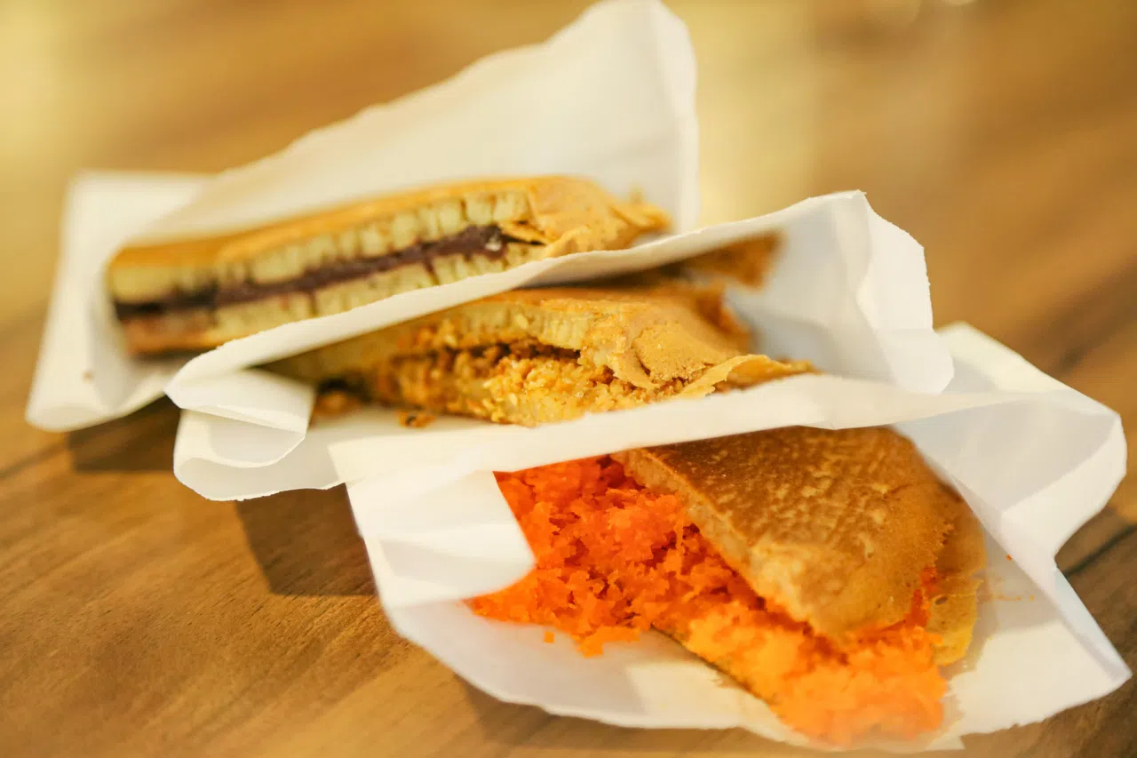 面煎糕内馅丰富，包括红豆、花生和椰子，香甜美味。（刘欣怡摄）