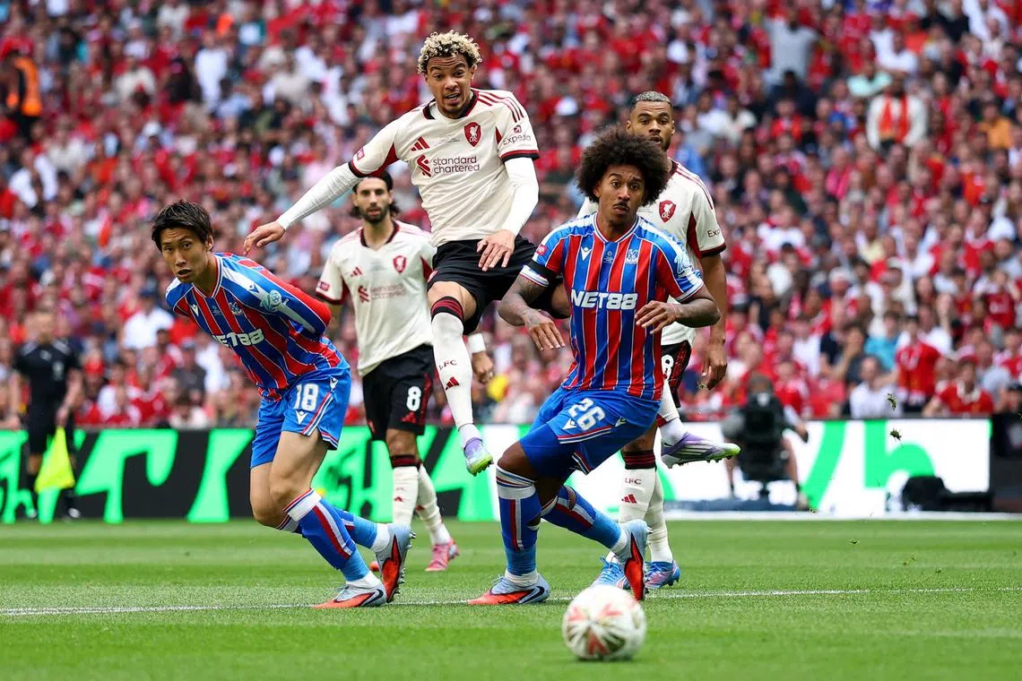 红军前锋埃基蒂克（中白衣）在第四分钟顶着密集防守完成进球，展现细腻脚法。（路透社）