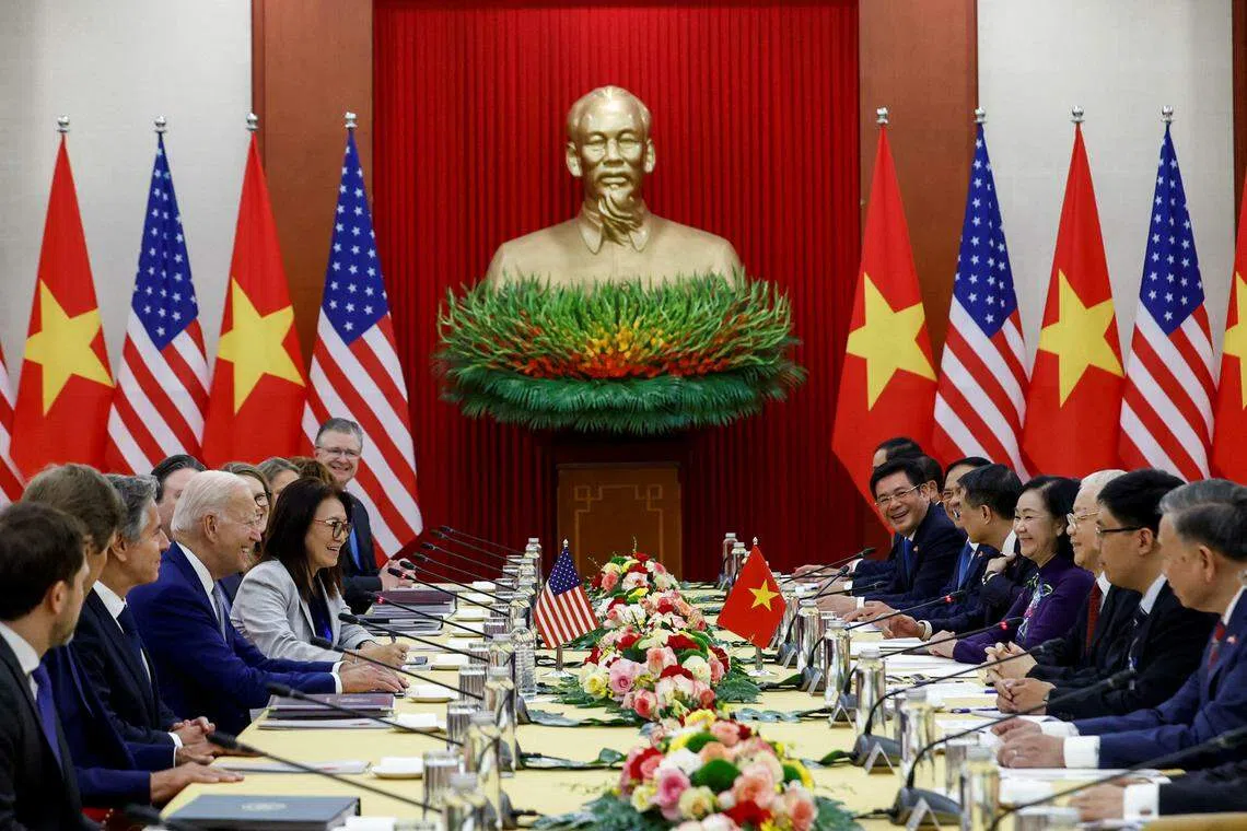 拜登（左中）与阮富仲（右中）带领幕僚们进行会谈，越南同意将越美关系升级至全面战略伙伴关系。（路透社）