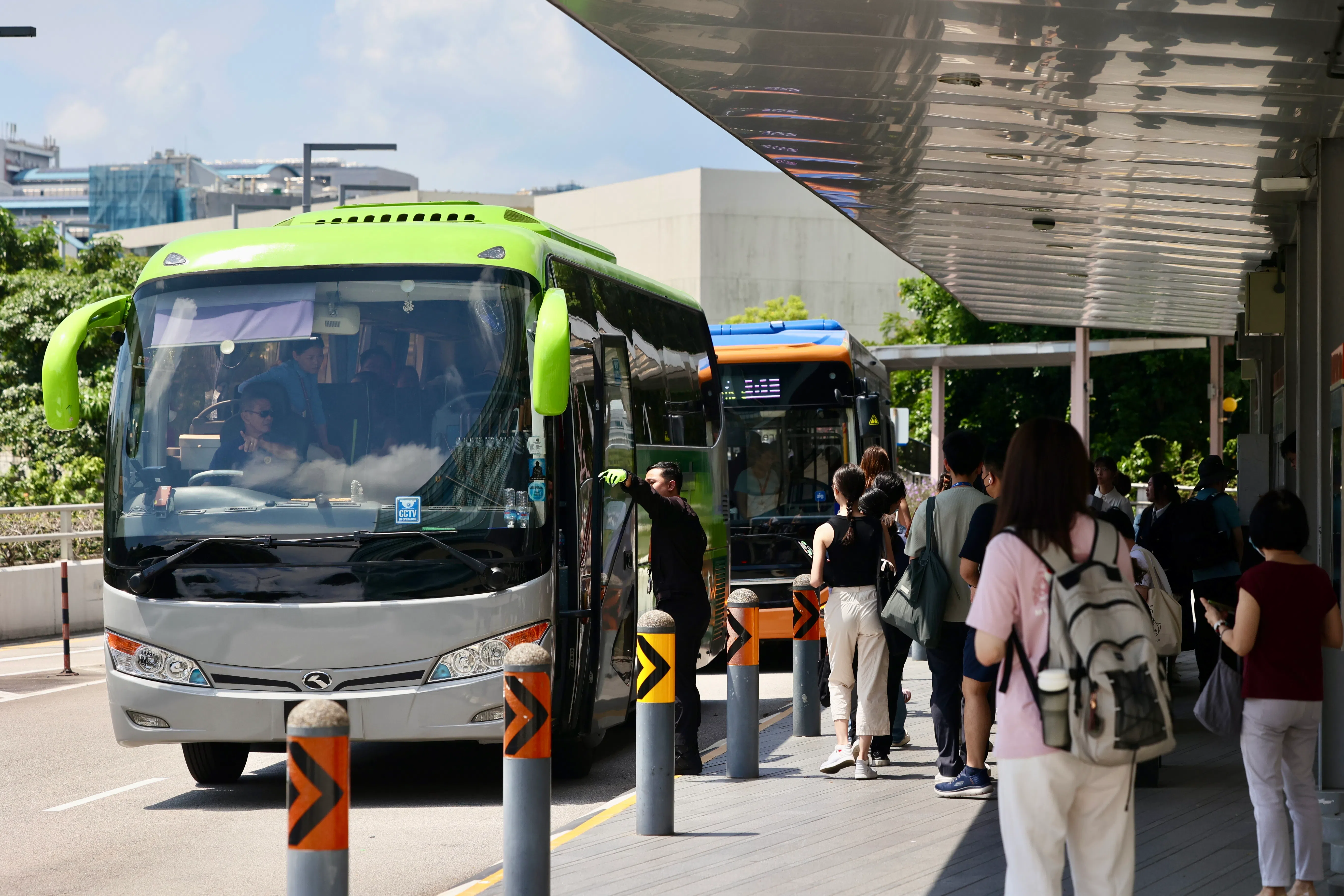 近日，南大和国大校园内游客激增，引发学生不满。图为旅行社组团到国大校园参观。（陈斌勤摄）