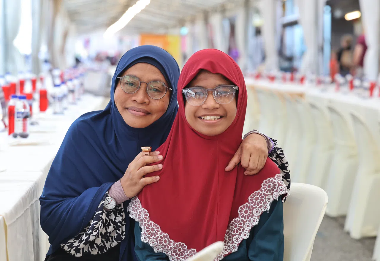 参加千人开斋聚会的苏莎娜（左）和女儿法丽莎。（唐家鸿摄）