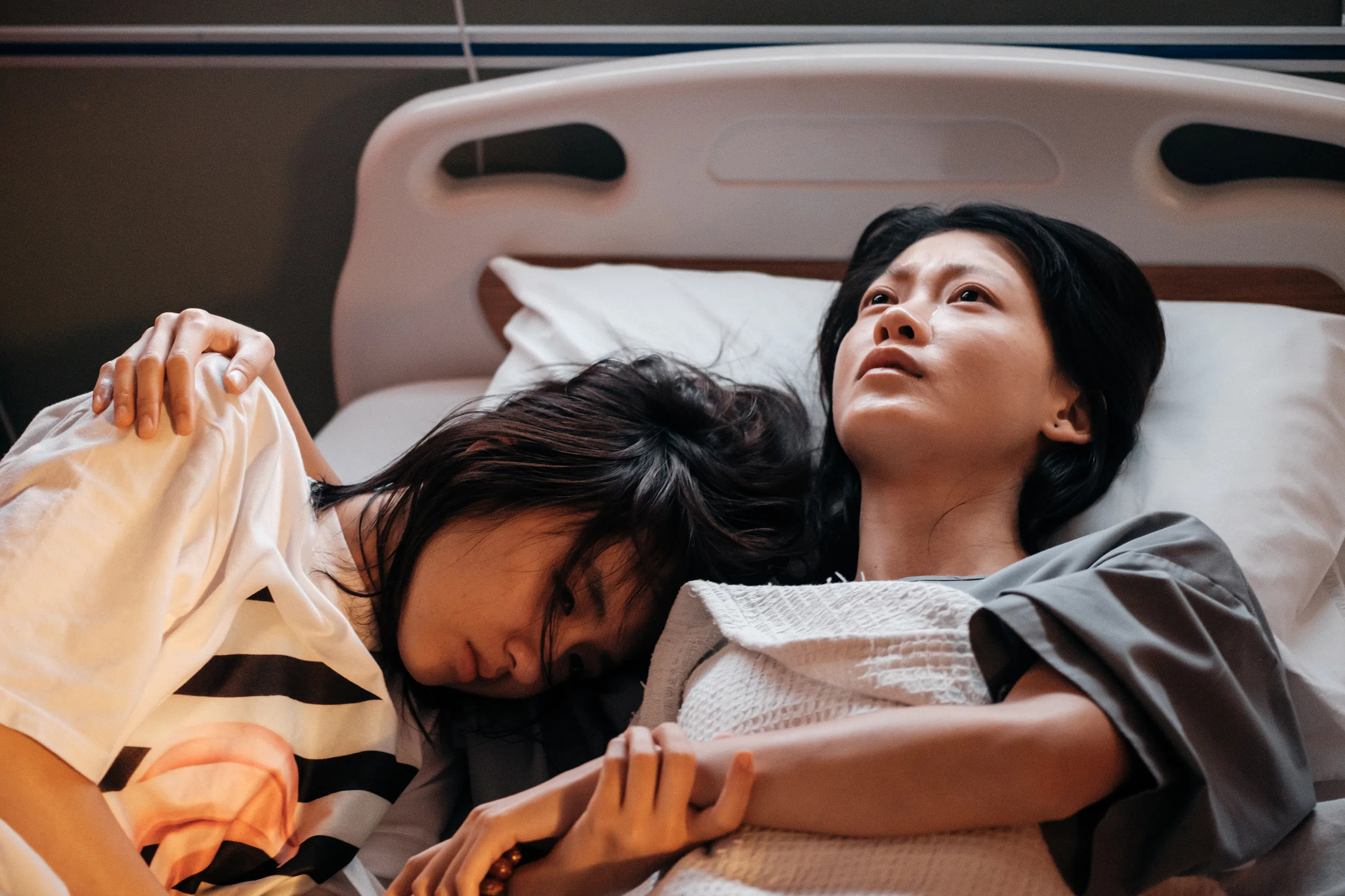 女主角廖子妤（右）和女配角许恩怡在片中对戏。（新加坡华语电影节提供）