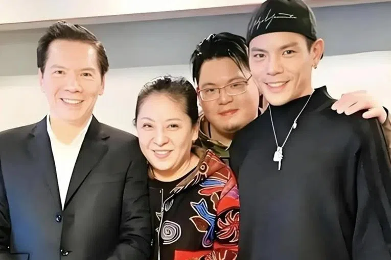 相较于哥哥向佐，向佑鲜少在公众面前露面，外界对于他的认识也大都来自向太的言论，尤其是她对幼子“姐弟恋”的不满。