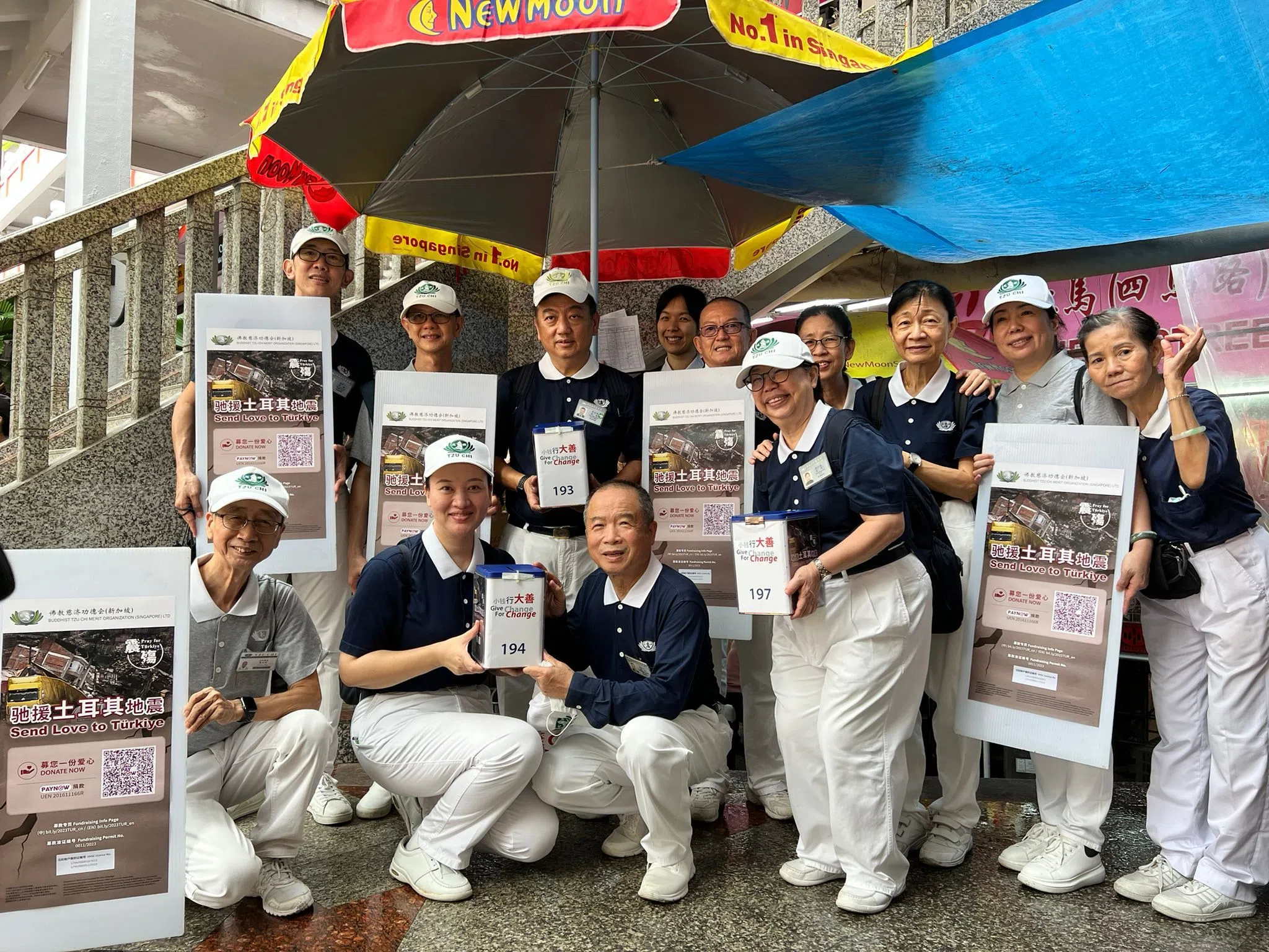 周海燕（前排左二）在本地投入一半以上的时间做公益。（受访者提供）