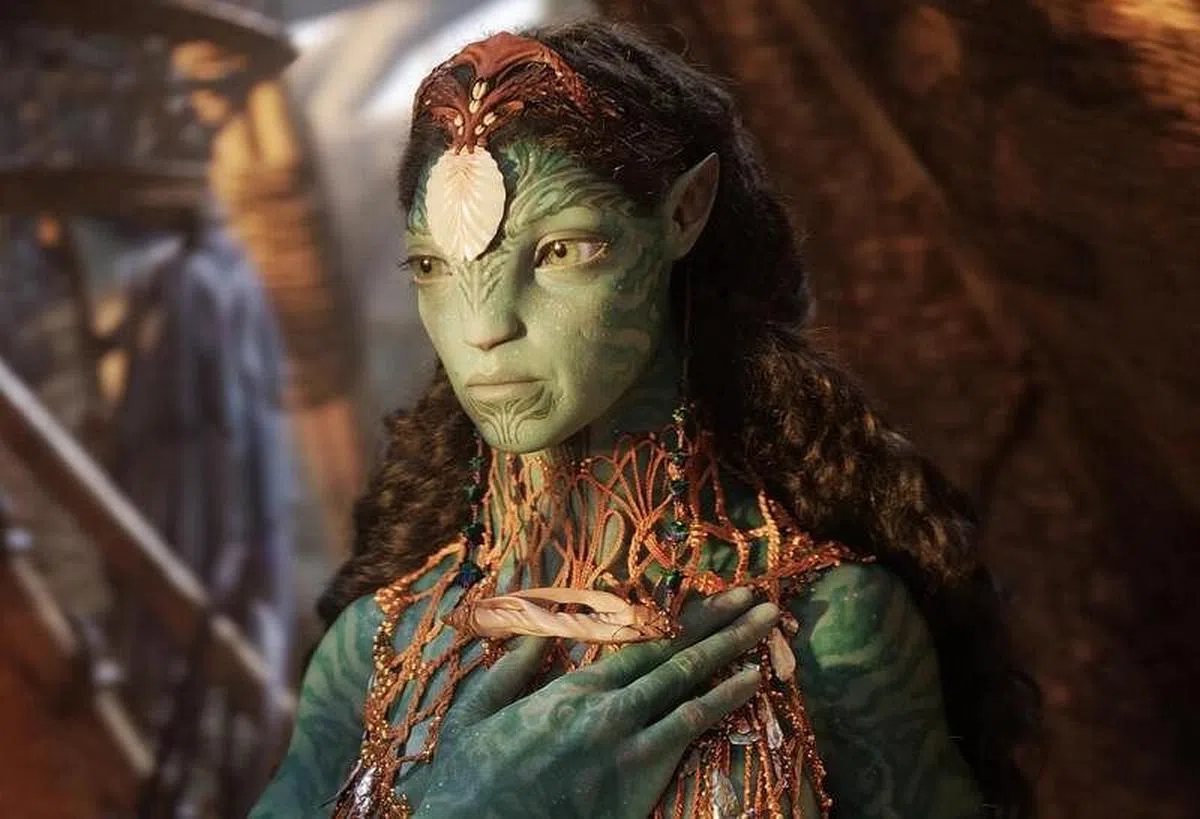 凯蒂温丝乐在《阿凡达：水之道》变身为生活在水乡泽国的部落王后。（二十世纪褔斯影片提供）