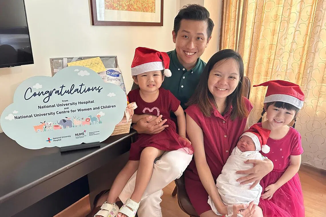 父亲洪照晰和母亲林欣磊原本都没想到Emeline会在圣诞节诞生，他们希望小女儿能综合大女儿洪旖优(右一)和二女儿洪顗媃（左一）的性格特点。（国立大学医院提供）