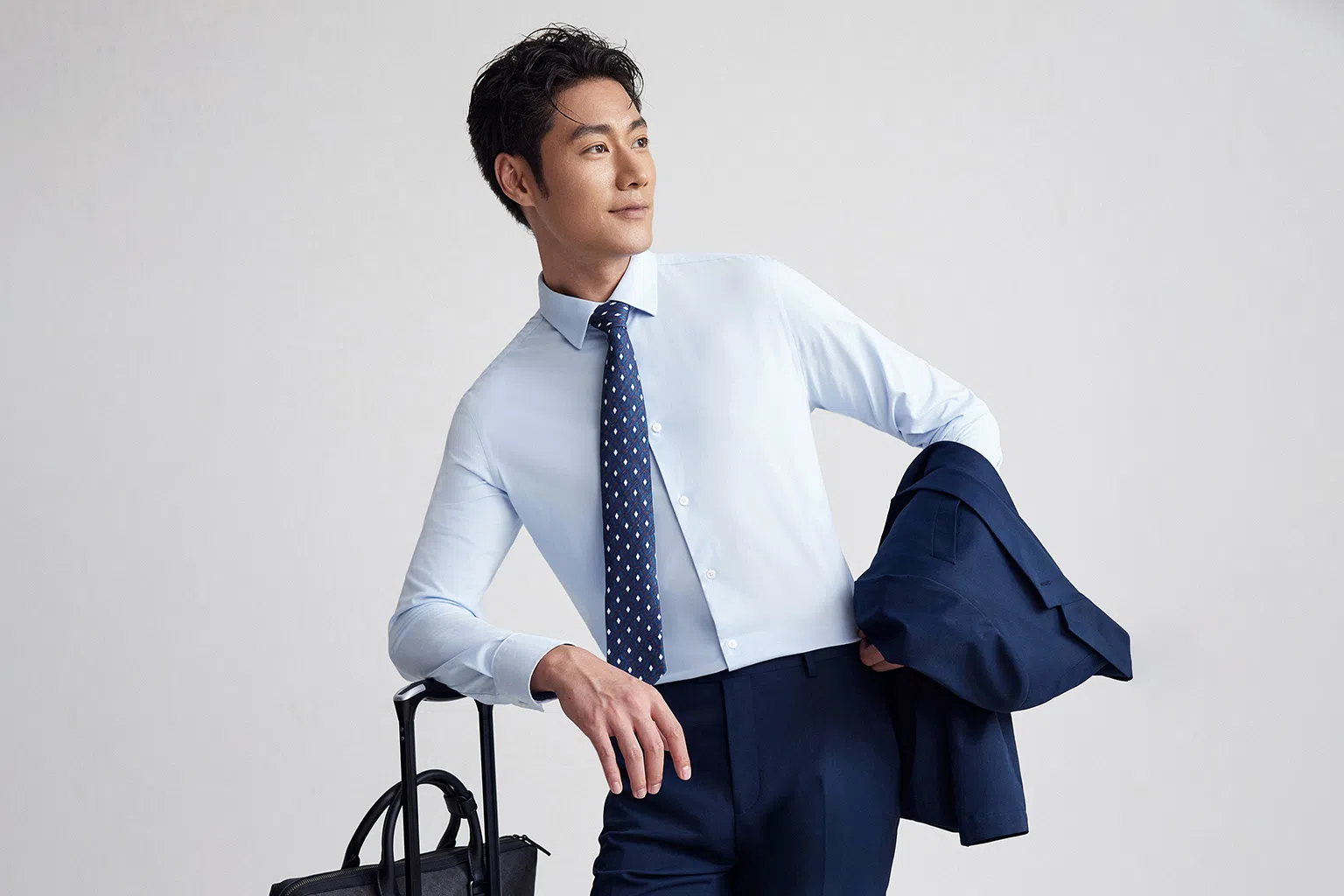 出差再忙，穿着也不能将就。“云感衬衫”轻薄透气，赶飞机、见客户都自在。（图/金利来提供）