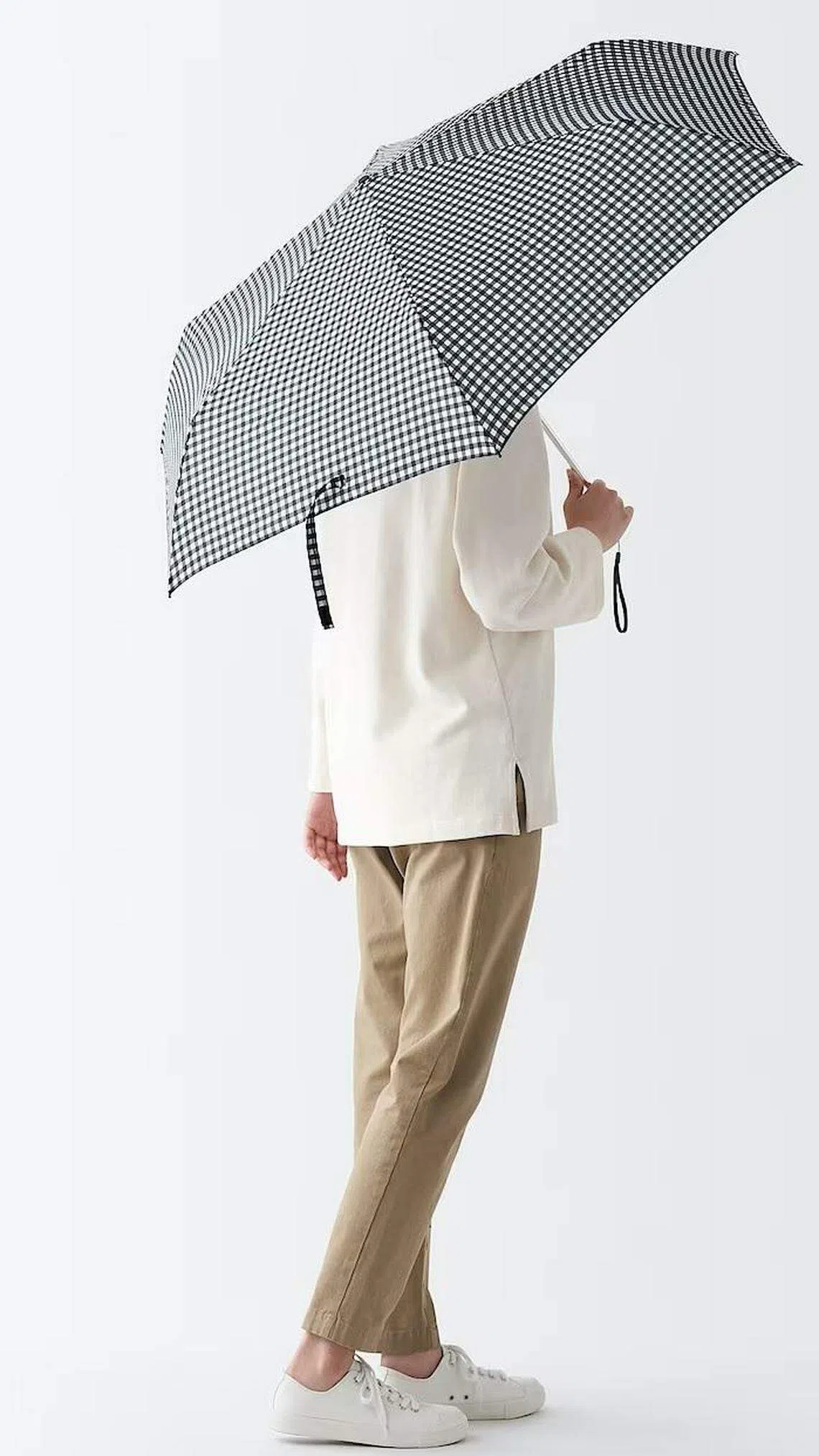 Muji的折叠伞轻巧灵便，不同气候下可以应急。（取自品牌官网）