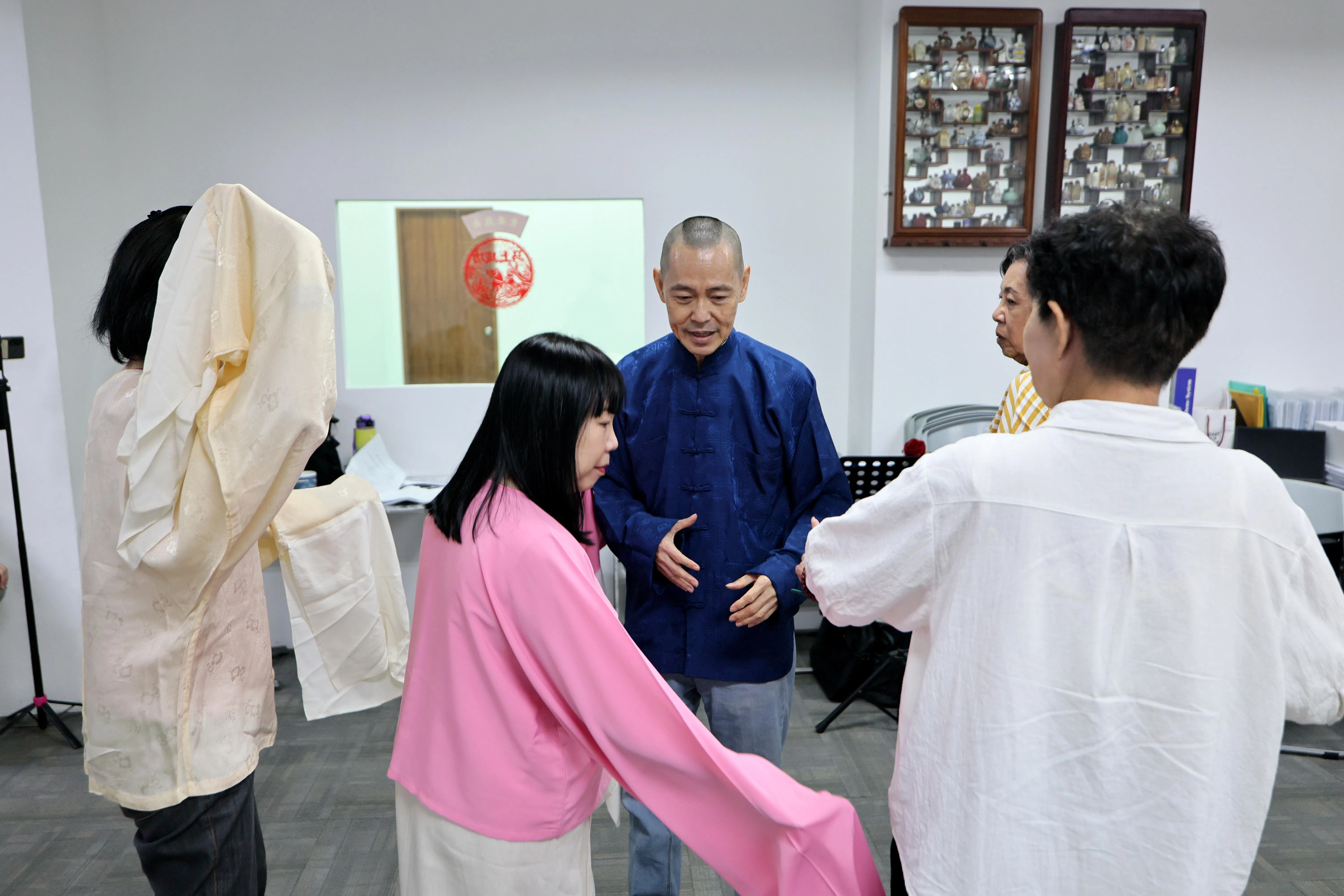 朱振邦（中间蓝衣者）自青年时代与敦煌剧坊共事，与胡桂馨、黄仕英亦师亦友。（龙国雄摄）