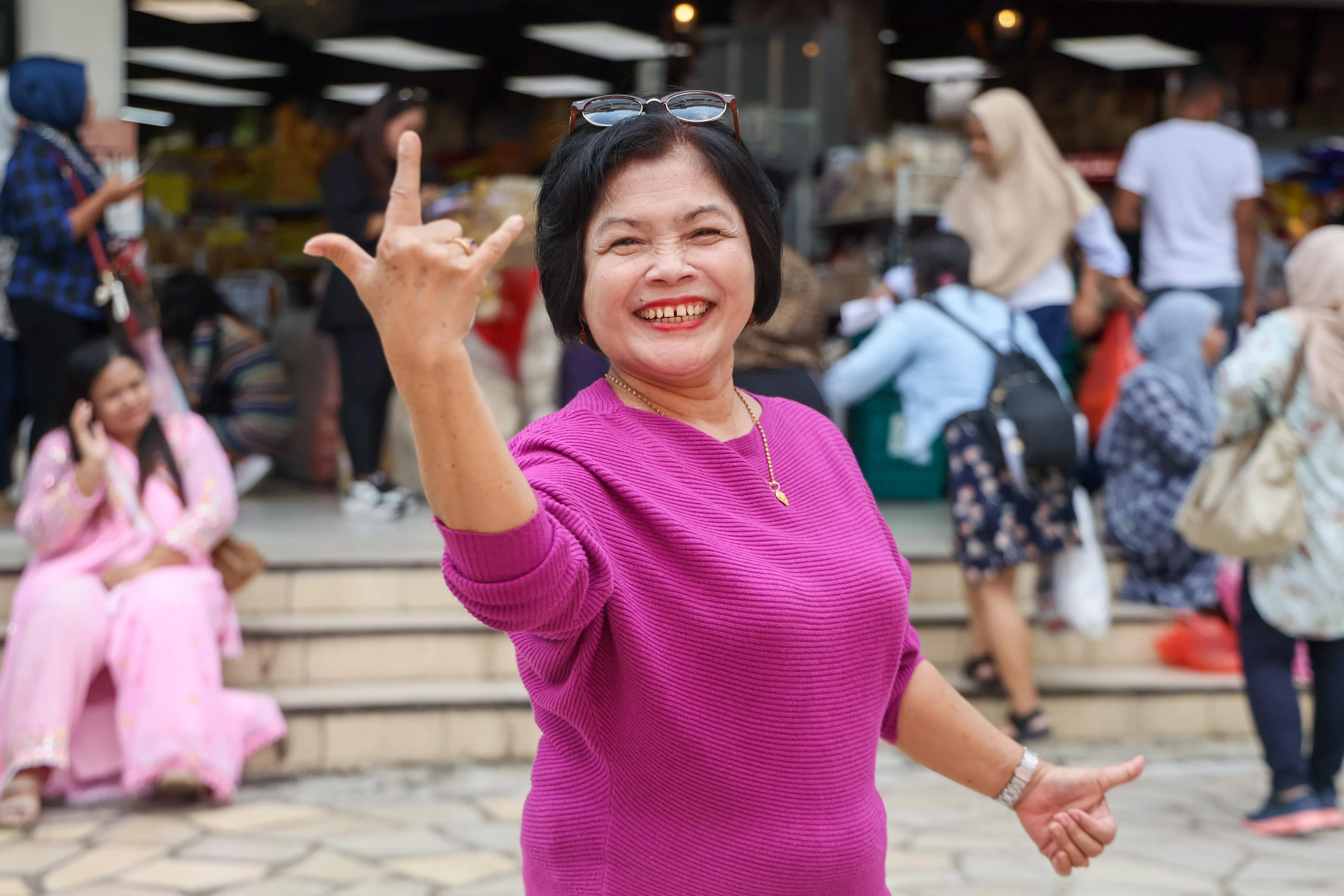 蒂姆举起三只手指，意指支持三号的甘查尔及其副手搭档马福德。蒂姆来新三年，曾在台湾当过15年保姆，所以能够说简单的华语。她每天都会上YouTube观看甘查尔的视频，坚信他能够胜选。（卓祾祎摄）