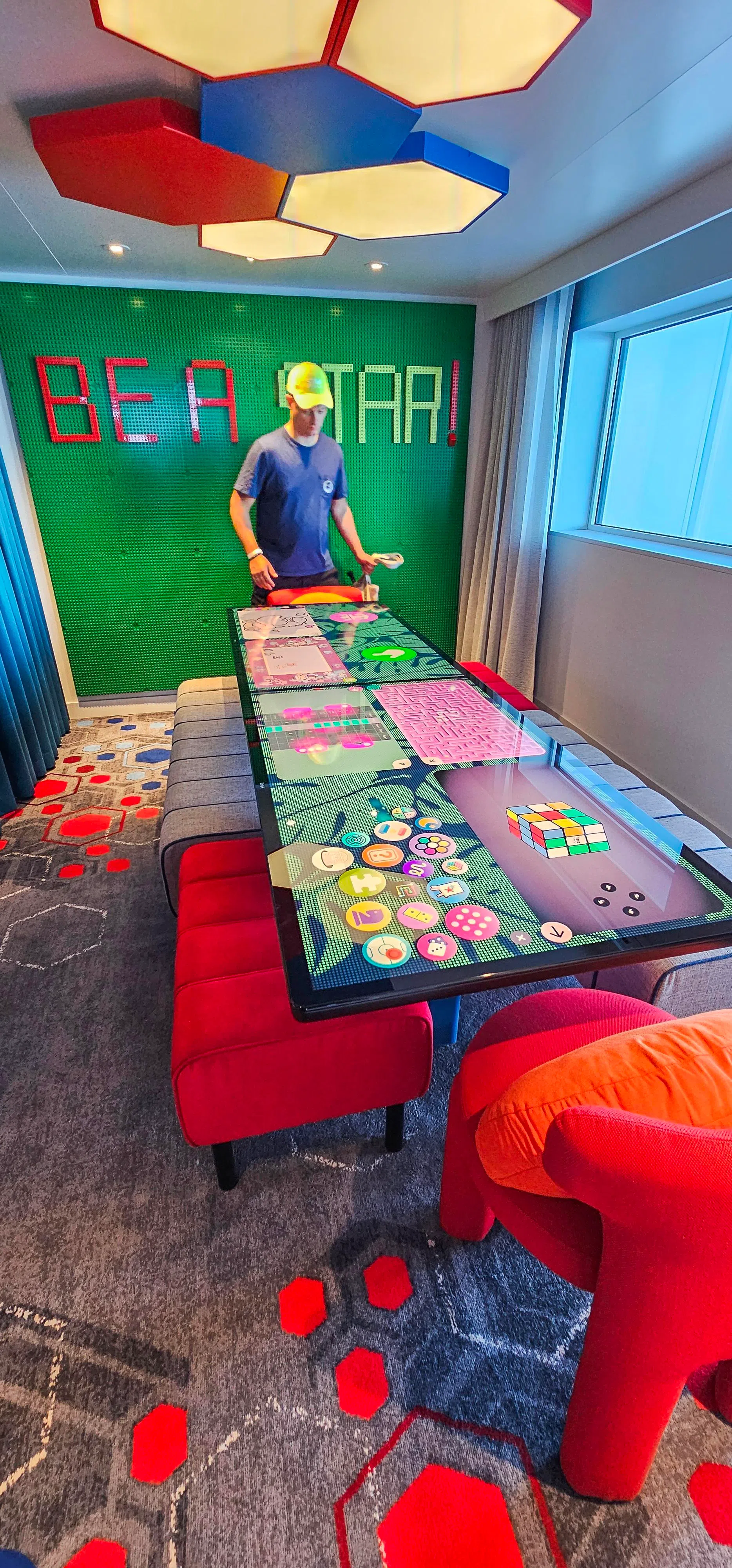 终极家庭联排别墅私人影音室有最新型号的电子桌上互动游戏屏幕，可化身大型游乐器。（刘嘉铿摄）