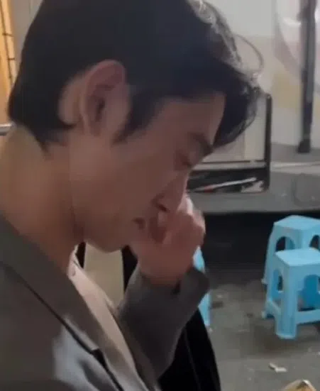 吴慷仁通过直播看颁奖礼，看到自己得奖时频频拭泪。（互联网）