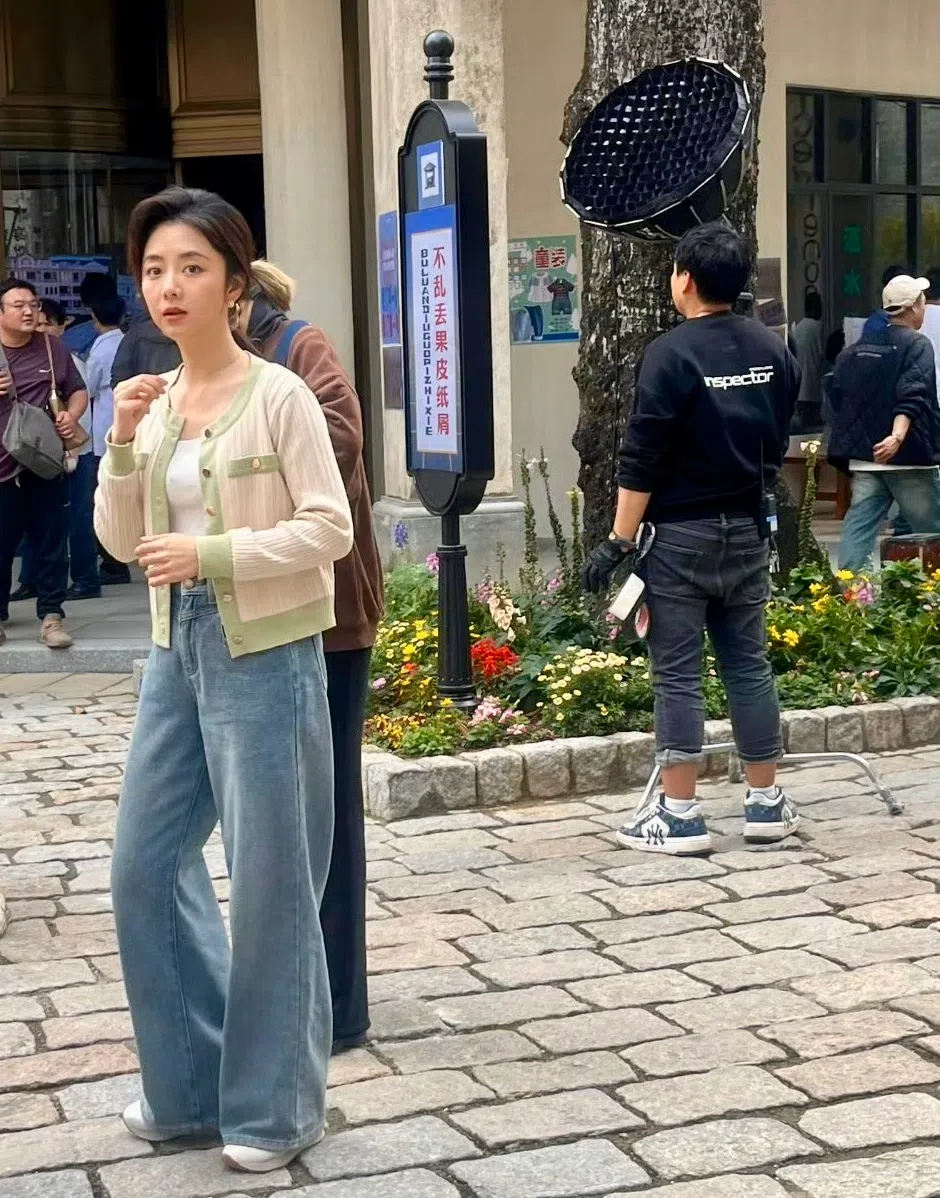 《我的我的命》如火如荼拍摄中，日前有网民拍到造型复古的谭松韵（左）。（取自微博）