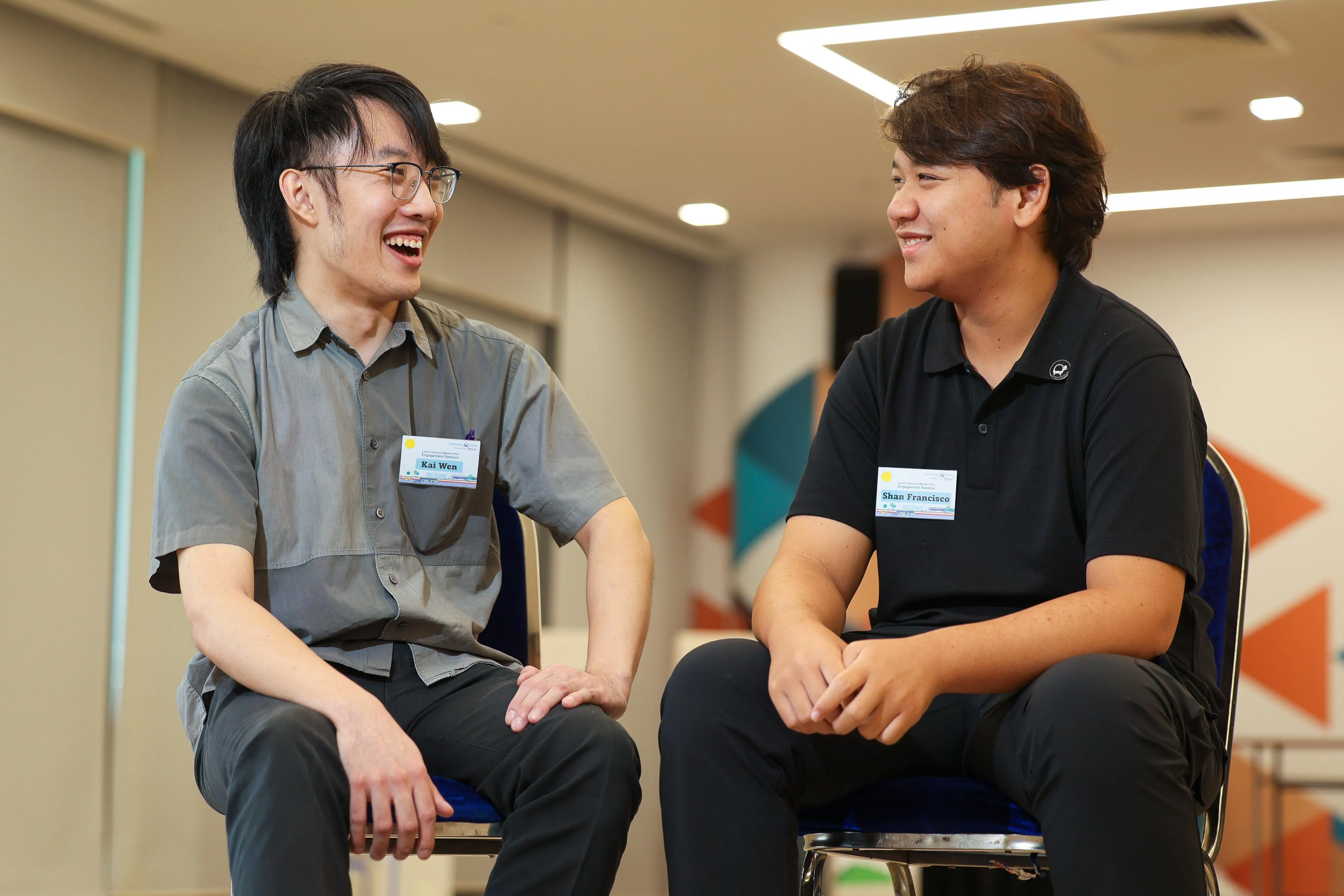 参与陆路交通总蓝图公众咨询的傅凯汶（左）与申・弗朗西斯科（右），星期六在淡滨尼天地分享通勤经验。（张俊杰摄）