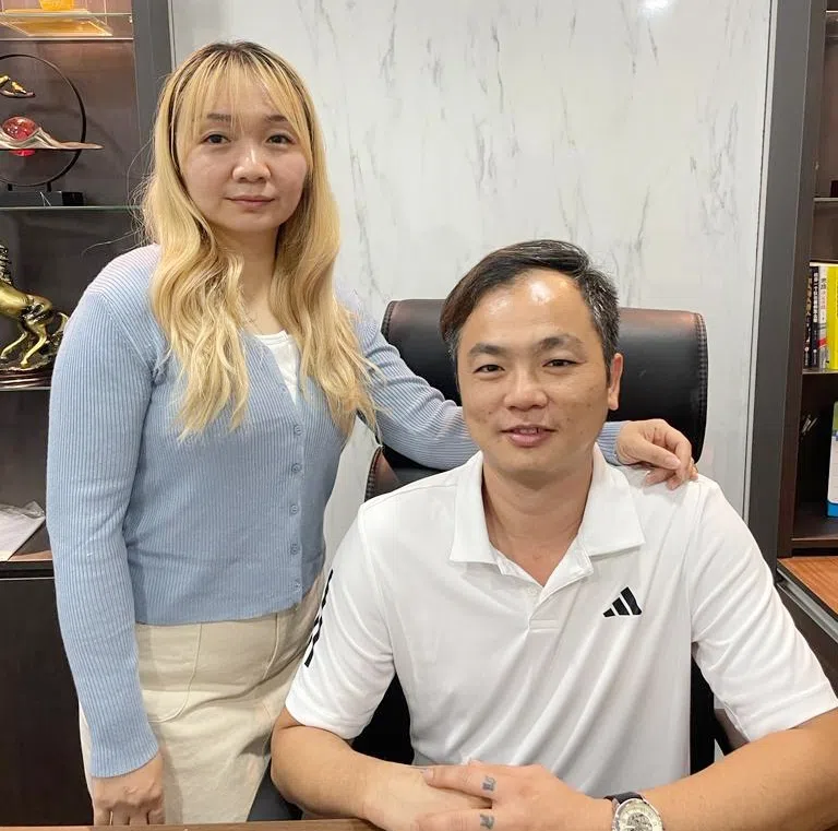 吕俊杰和太太刘美玲。（图/受访者提供）