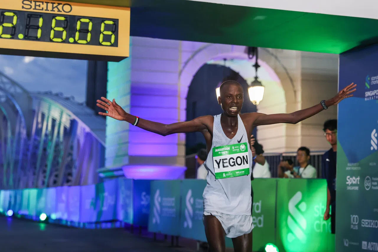 肯尼亚选手耶贡以2小时16分6秒夺得精英组冠军。（白艳琳摄）