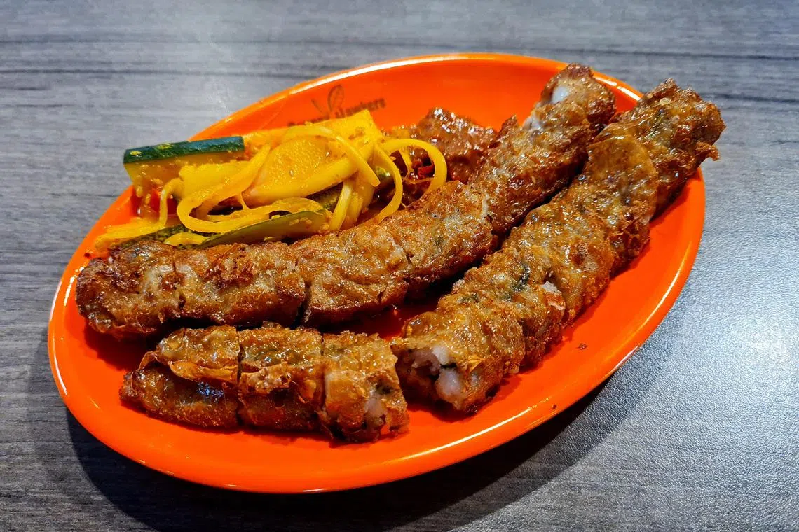邦咯岛五香肉馅有猪肉碎和马蹄碎，搭配参峇峇拉煎辣酱享用。（叶晓虹摄）