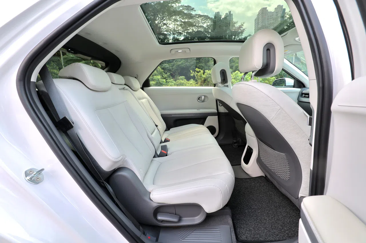 后座头部和腿部空间充裕，身材高大的乘客不会感到拥挤。（龙国雄摄）
