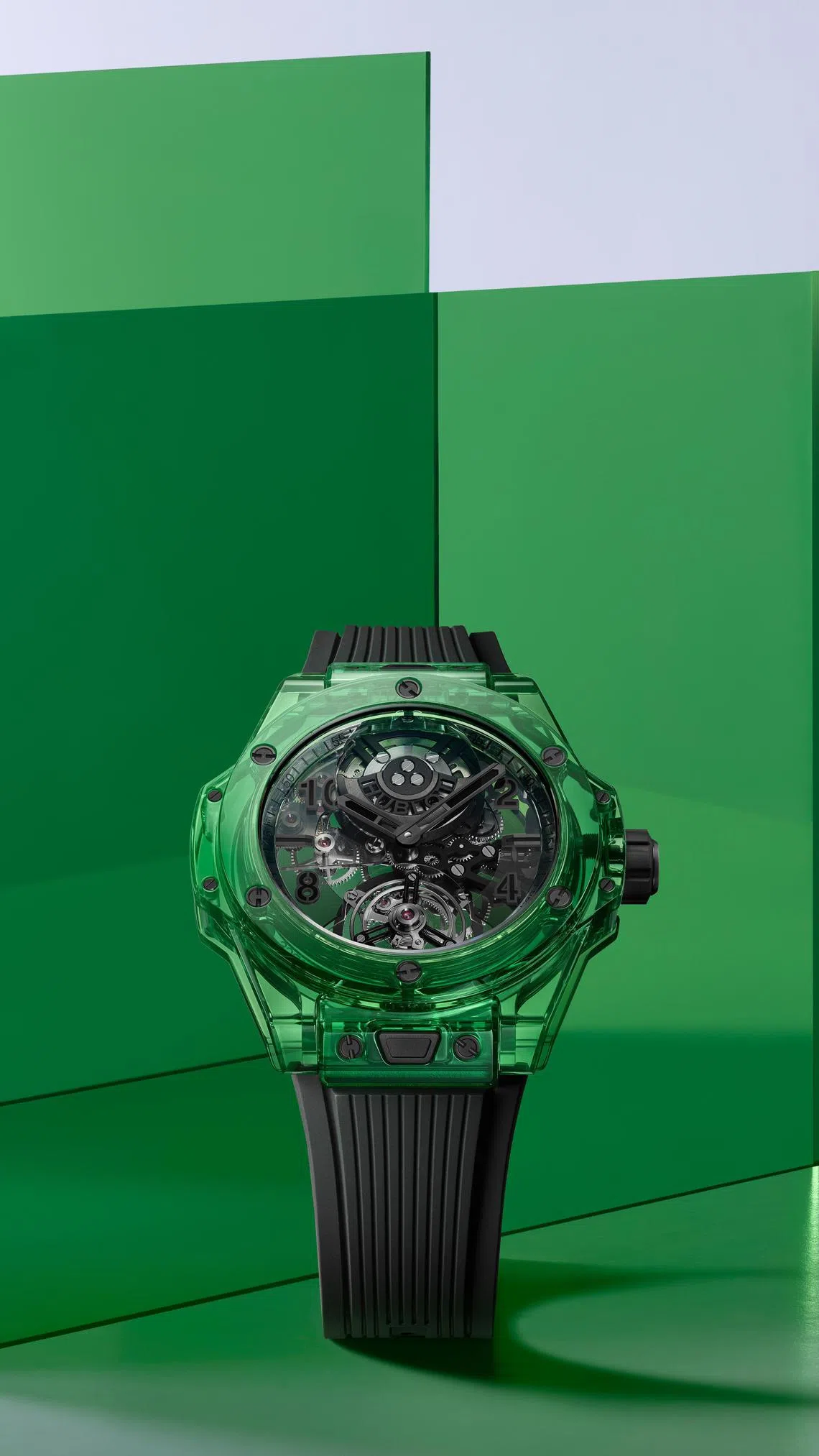 宇舶表以全新研发的SAXEM材质，打造如祖母绿般饱和的透明表壳。（宇舶表提供）
