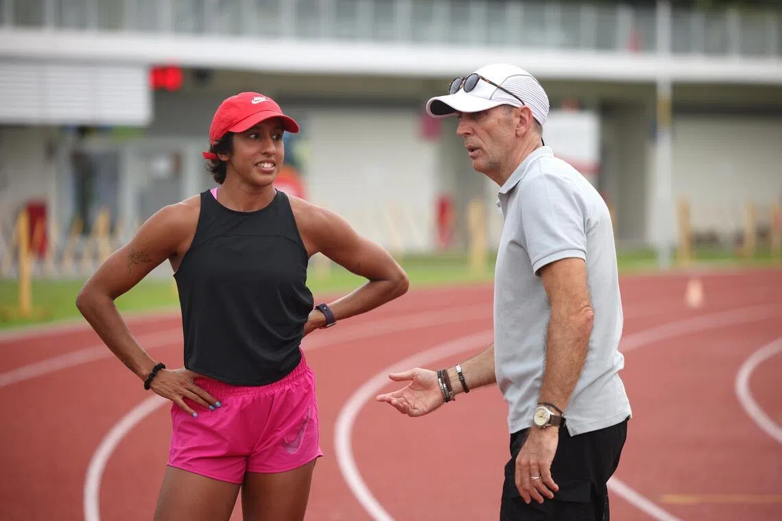郭俊杰和我国“女飞人”珊蒂（左）同在葡萄牙籍名帅库尼亚（右）麾下训练，并取得很大的进步。两位运动员在去年的东运会共计夺得三金。（档案照片）